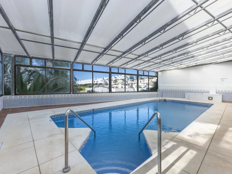 Sea views are the first thing you notice here. Open, wide, uninterrupted views across the Mediterranean from your own south-facing terrace in Sitio de Calahonda, Mijas. This modern, fully refurbished apartment offers 112 m² of built-up area and is set in 