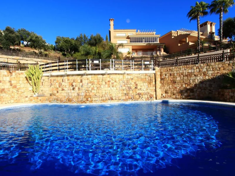 Located in a quiet and perfectly maintained residential community in La Mairena, on the hills above Elviria, this beautiful apartment offers a privileged living environment surrounded by nature.