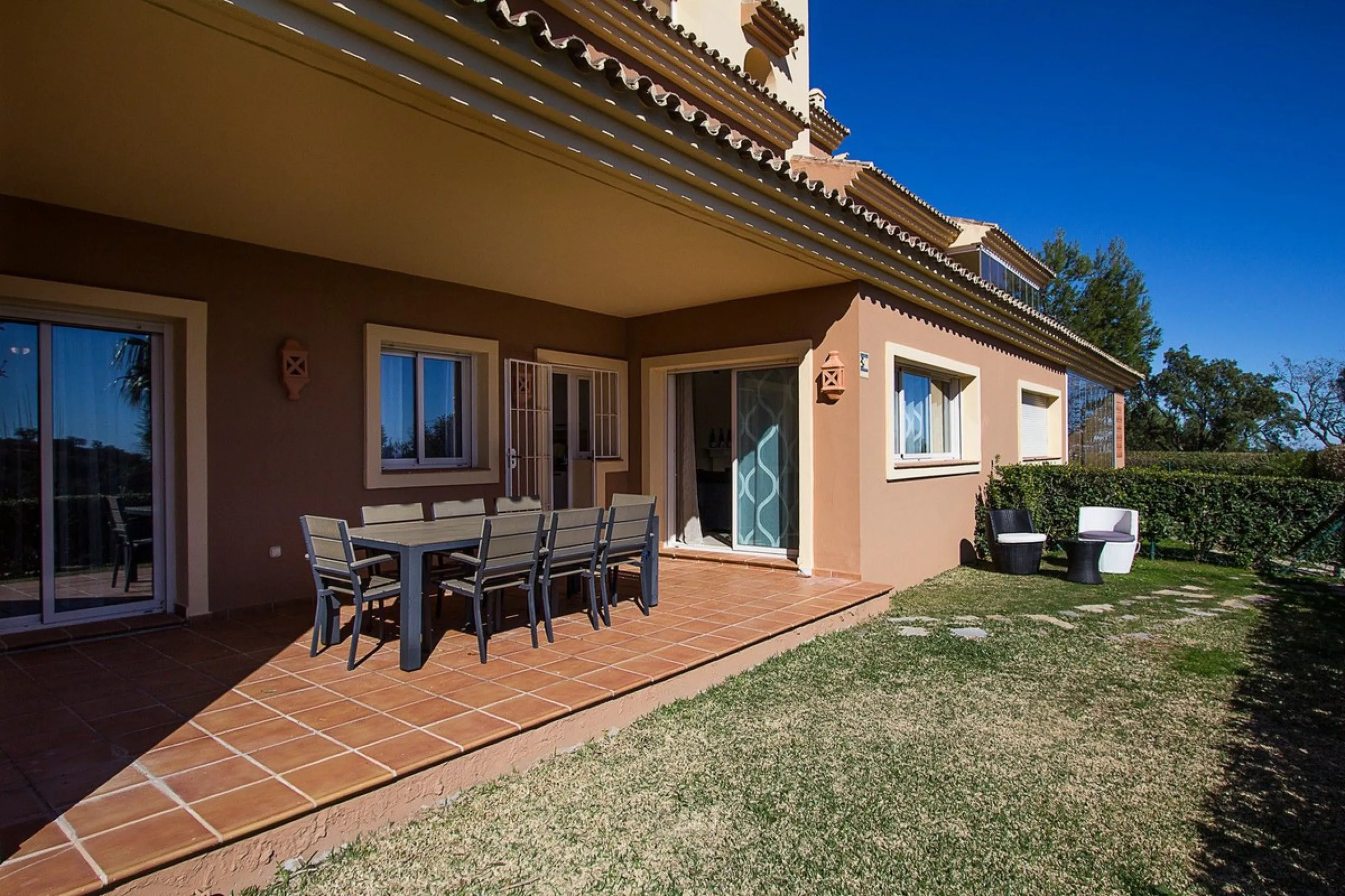 Apartment - Ground Floor Apartment в продаже в Marbella, Málaga. В доме 2 спален и 2 ванных комнат. Площадь дома 100 м²