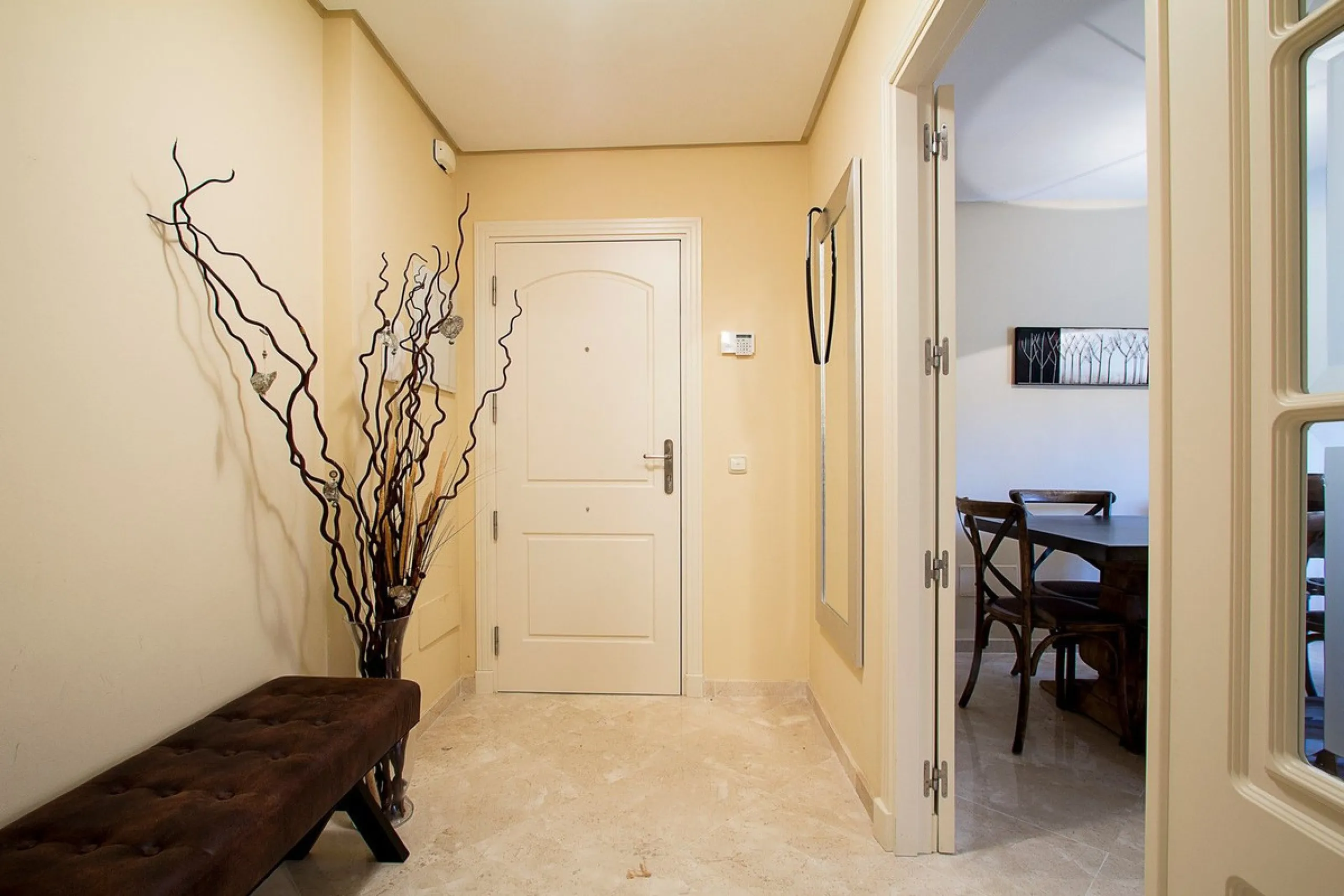 Apartment - Ground Floor Apartment в продаже в Marbella, Málaga. В доме 2 спален и 2 ванных комнат. Площадь дома 100 м²