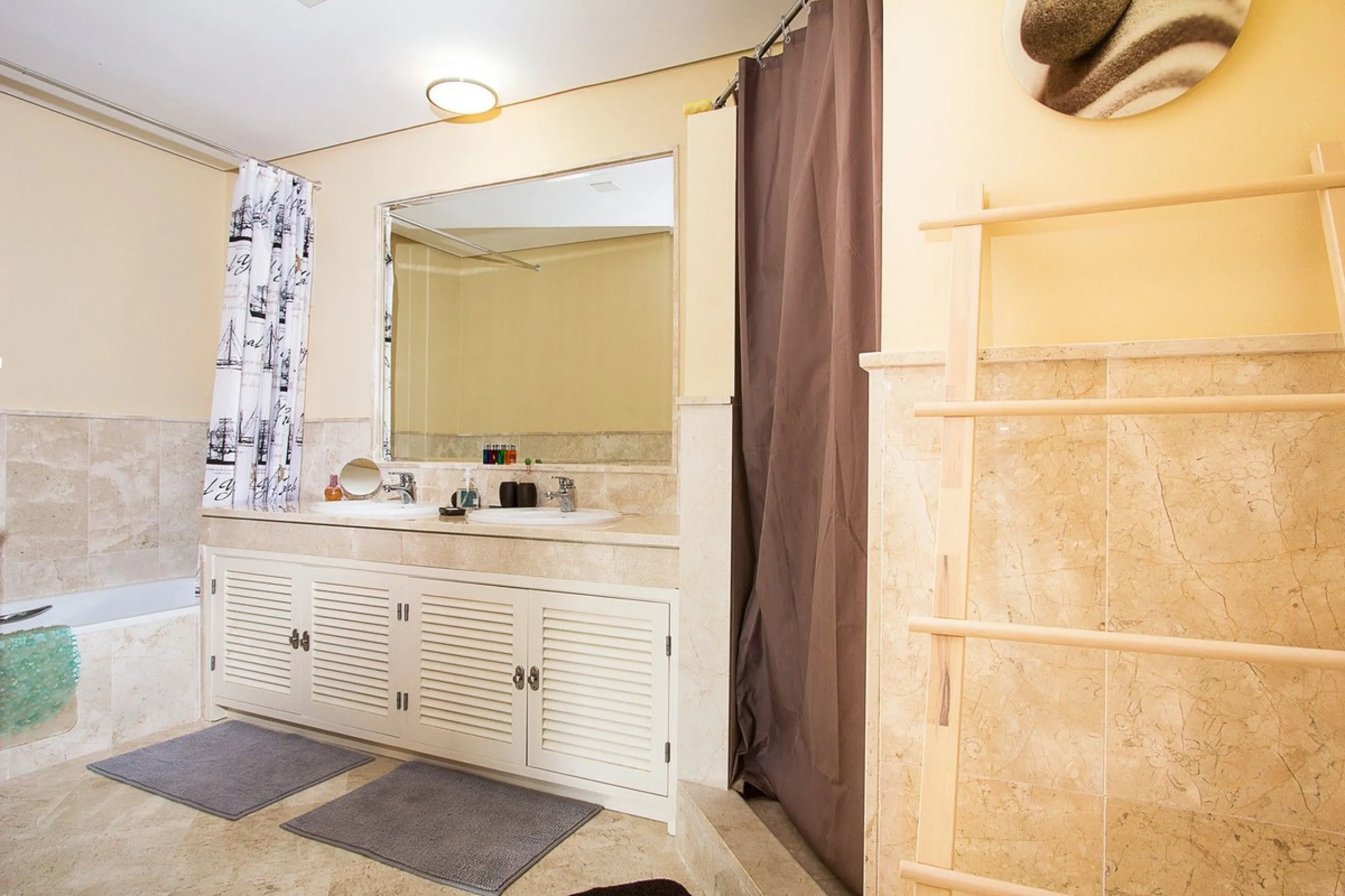 Apartment - Ground Floor Apartment в продаже в Marbella, Málaga. В доме 2 спален и 2 ванных комнат. Площадь дома 100 м²