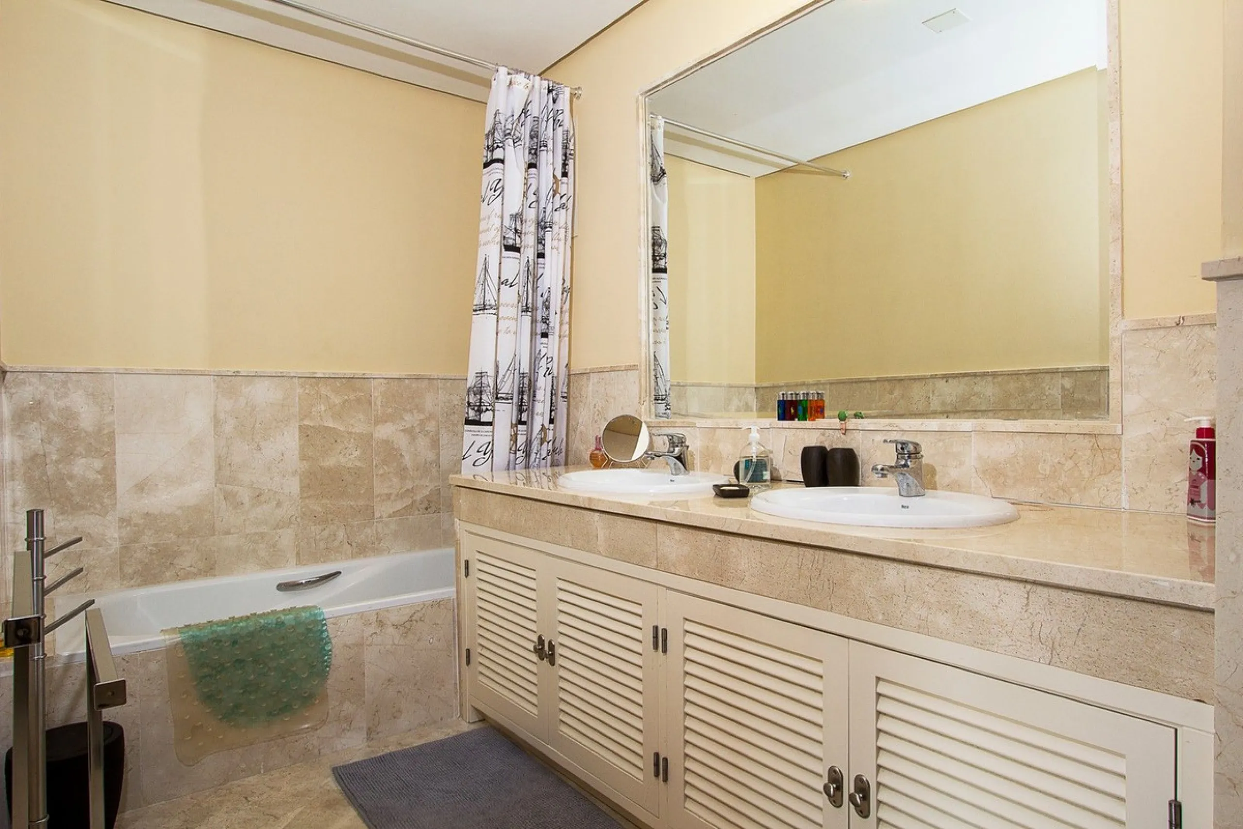 Apartment - Ground Floor Apartment в продаже в Marbella, Málaga. В доме 2 спален и 2 ванных комнат. Площадь дома 100 м²
