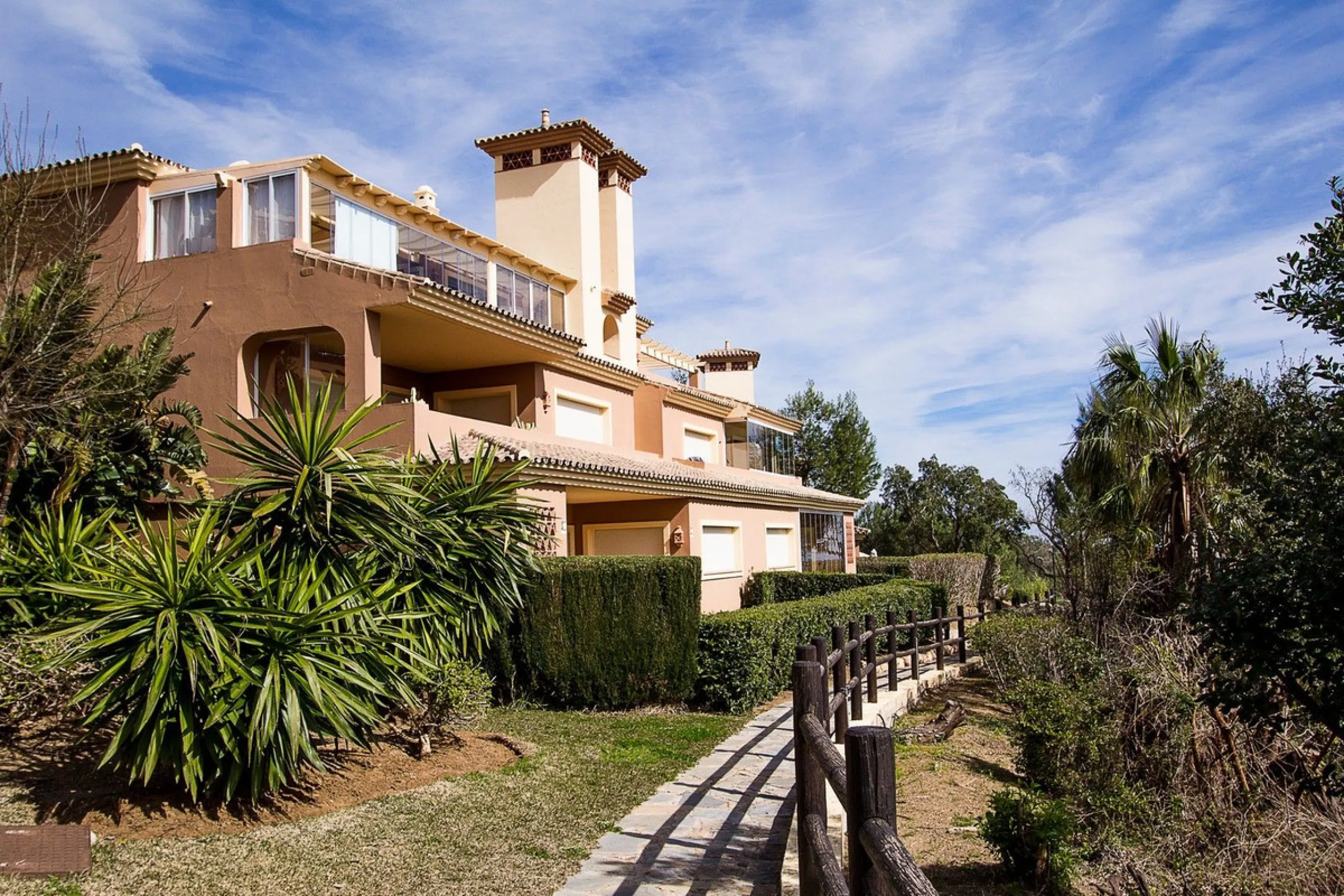 Apartment - Ground Floor Apartment в продаже в Marbella, Málaga. В доме 2 спален и 2 ванных комнат. Площадь дома 100 м²