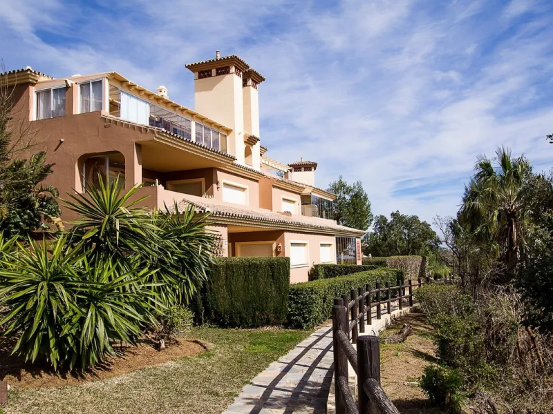 Apartment - Ground Floor Apartment в продаже в Marbella, Málaga. В доме 2 спален и 2 ванных комнат. Площадь дома 100 м²