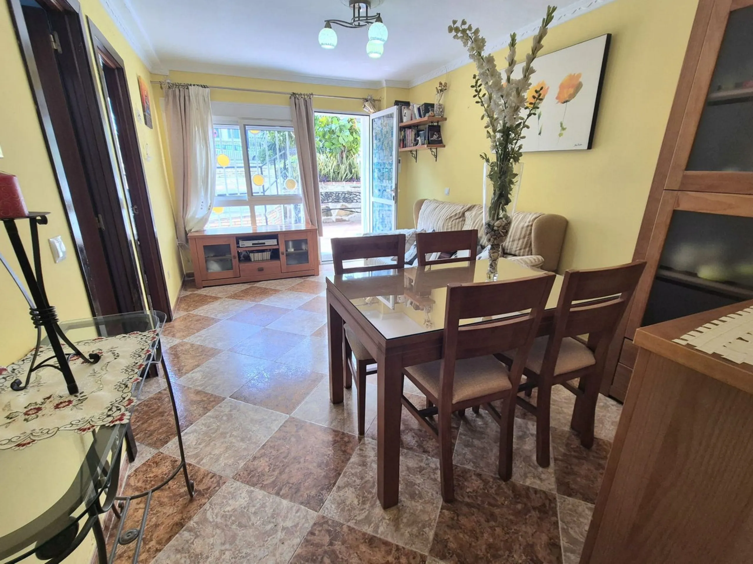 Location, Location, Location. Only a 3 minute walk to the beach, this 2 bed ground floor apartment located in los boliches has everything at walking distance, restaurants, bars, shops, mercadona, transport and of course the beach.