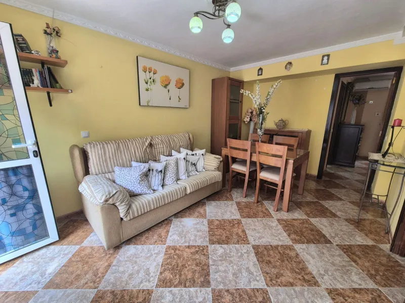 Location, Location, Location. Only a 3 minute walk to the beach, this 2 bed ground floor apartment located in los boliches has everything at walking distance, restaurants, bars, shops, mercadona, transport and of course the beach.