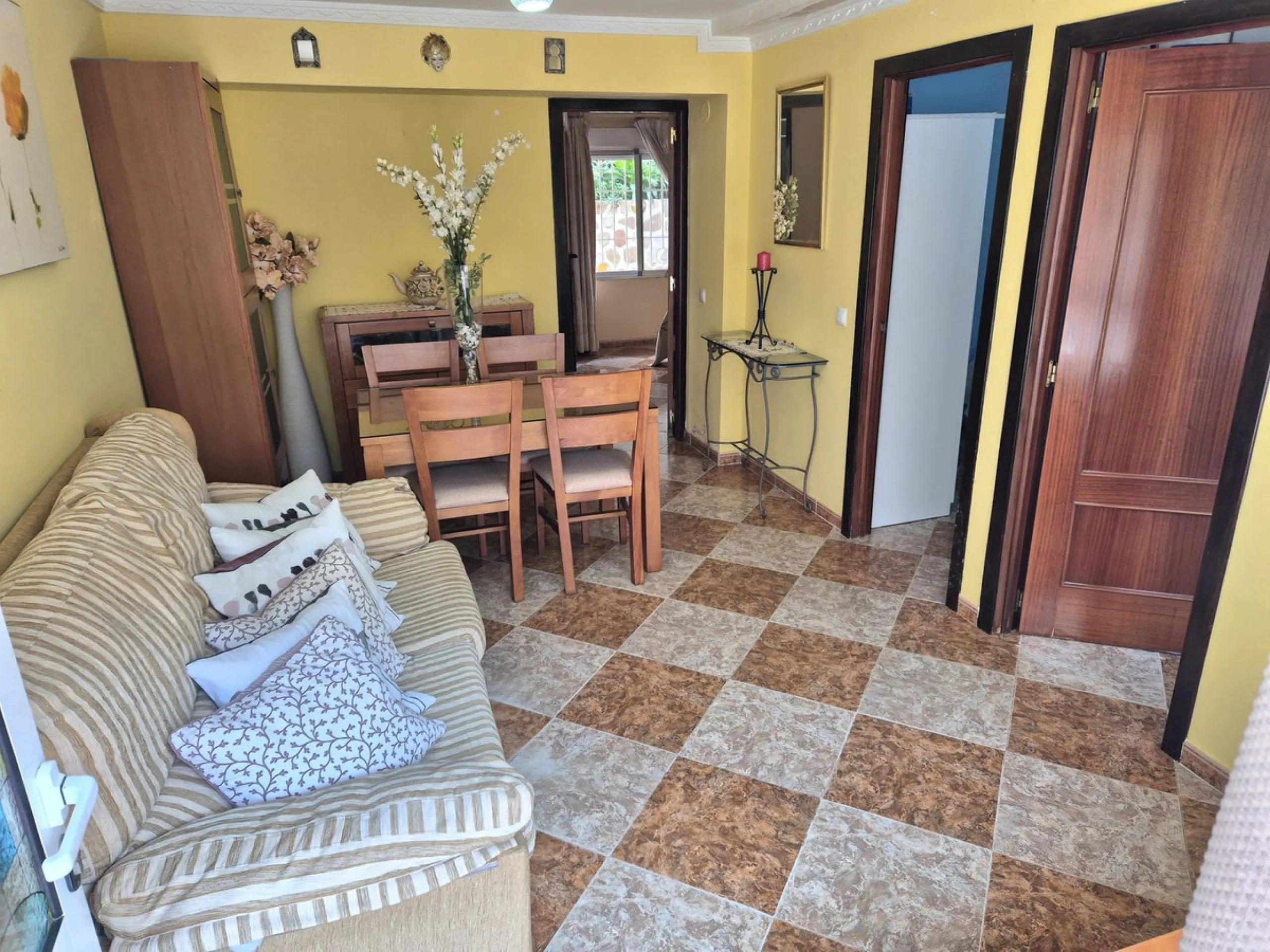 Location, Location, Location. Only a 3 minute walk to the beach, this 2 bed ground floor apartment located in los boliches has everything at walking distance, restaurants, bars, shops, mercadona, transport and of course the beach.