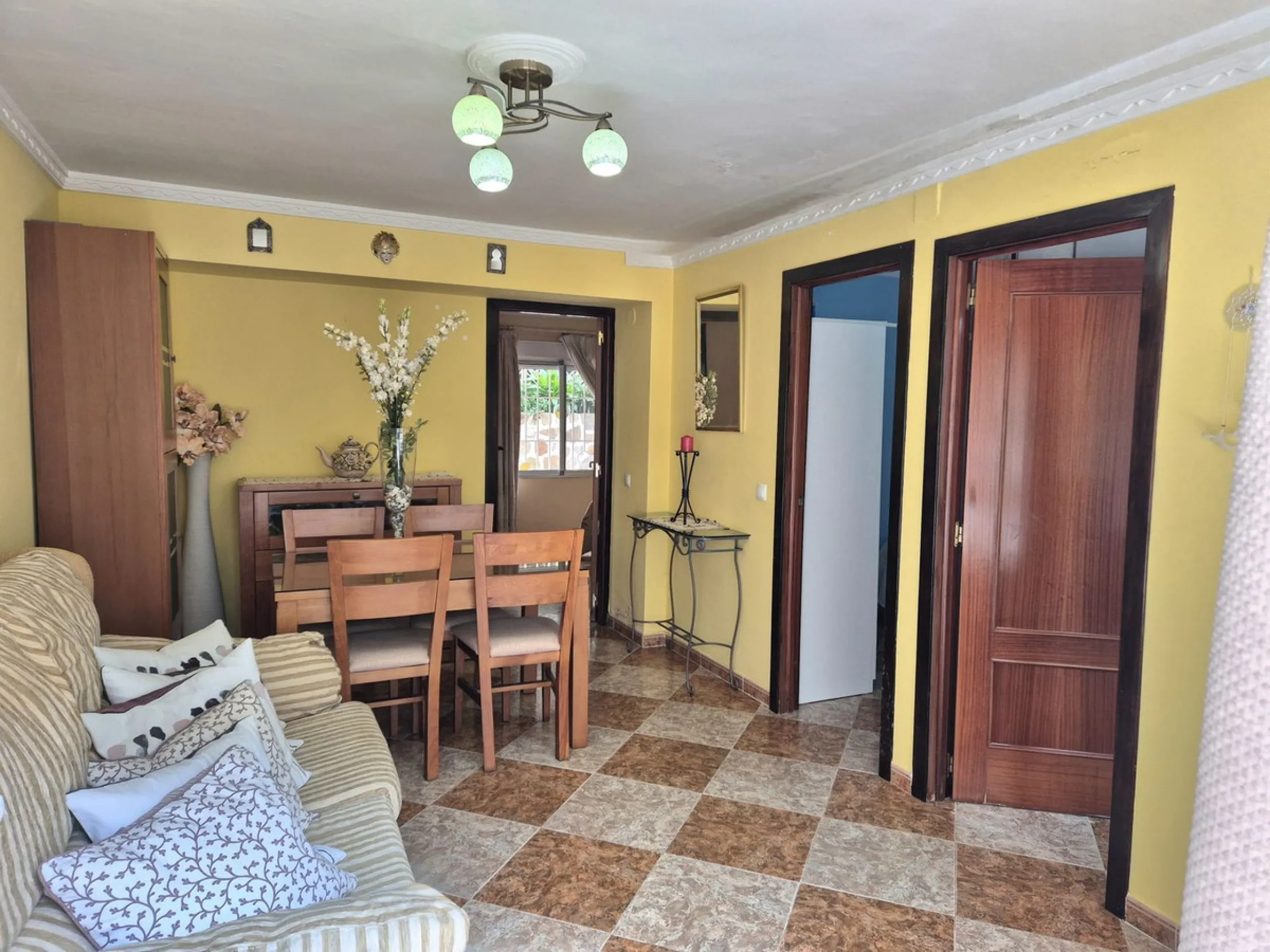 Location, Location, Location. Only a 3 minute walk to the beach, this 2 bed ground floor apartment located in los boliches has everything at walking distance, restaurants, bars, shops, mercadona, transport and of course the beach.