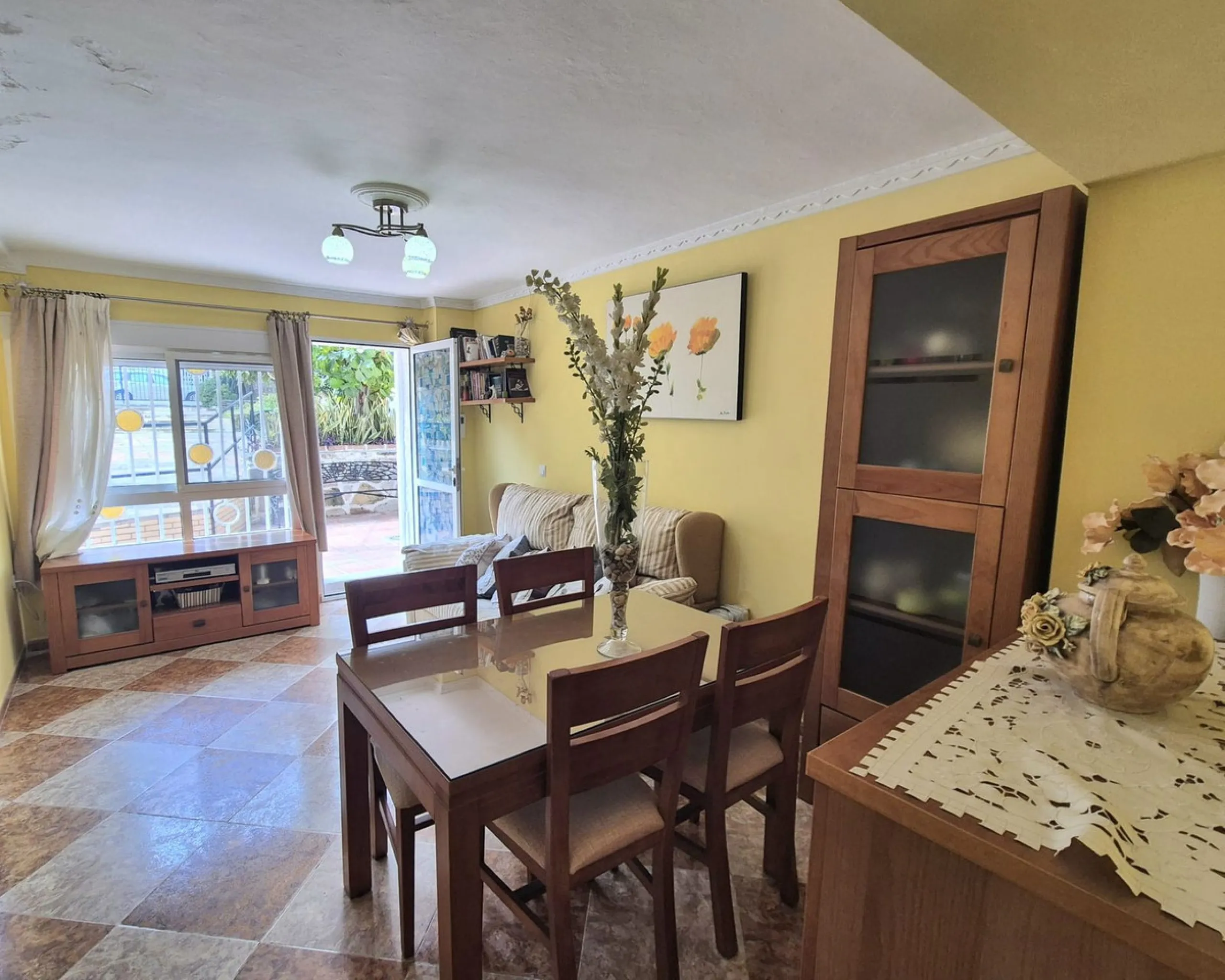 Location, Location, Location. Only a 3 minute walk to the beach, this 2 bed ground floor apartment located in los boliches has everything at walking distance, restaurants, bars, shops, mercadona, transport and of course the beach.