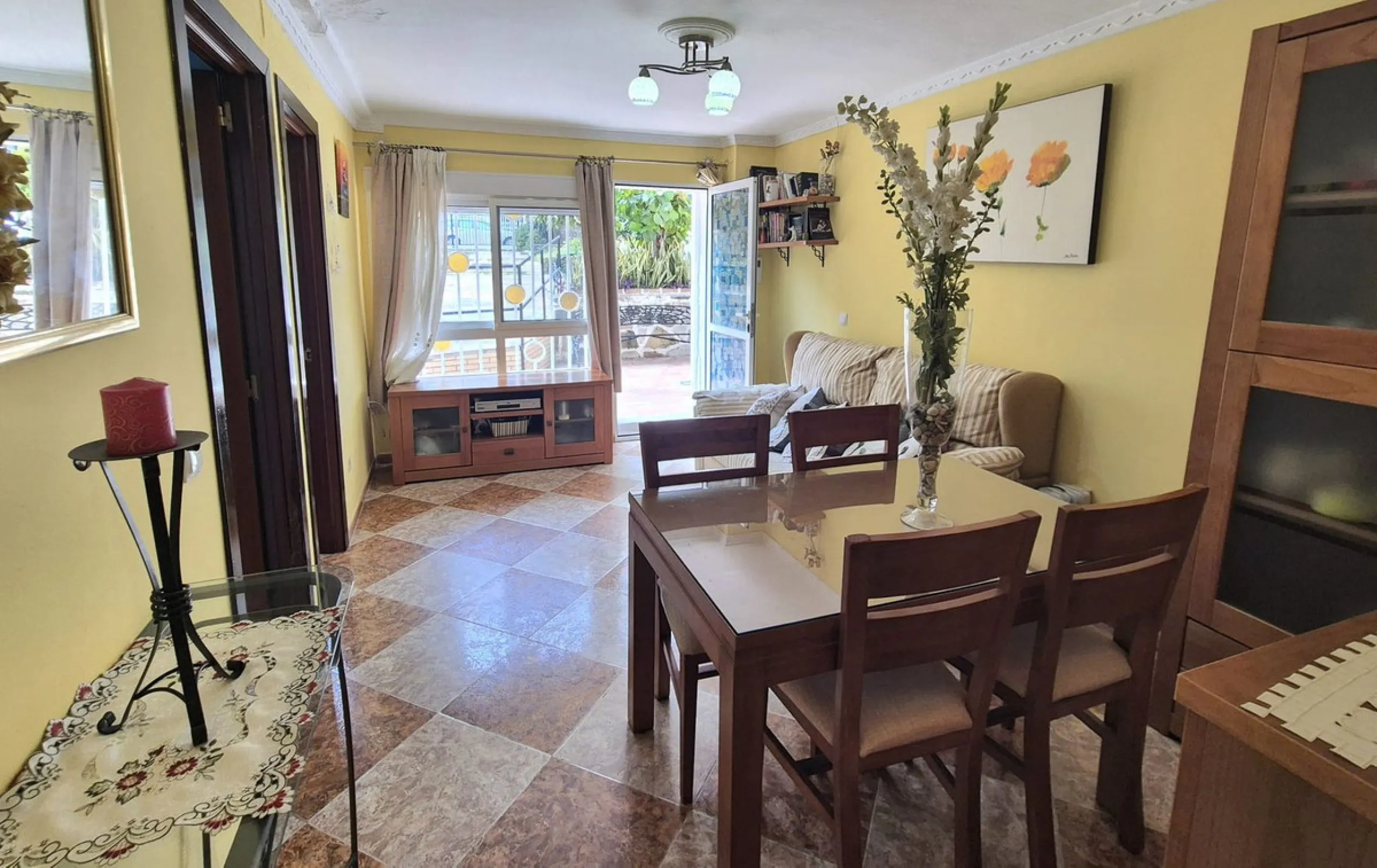 Location, Location, Location. Only a 3 minute walk to the beach, this 2 bed ground floor apartment located in los boliches has everything at walking distance, restaurants, bars, shops, mercadona, transport and of course the beach.