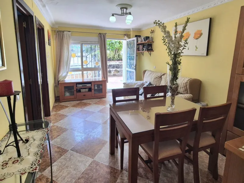 Location, Location, Location. Only a 3 minute walk to the beach, this 2 bed ground floor apartment located in los boliches has everything at walking distance, restaurants, bars, shops, mercadona, transport and of course the beach.