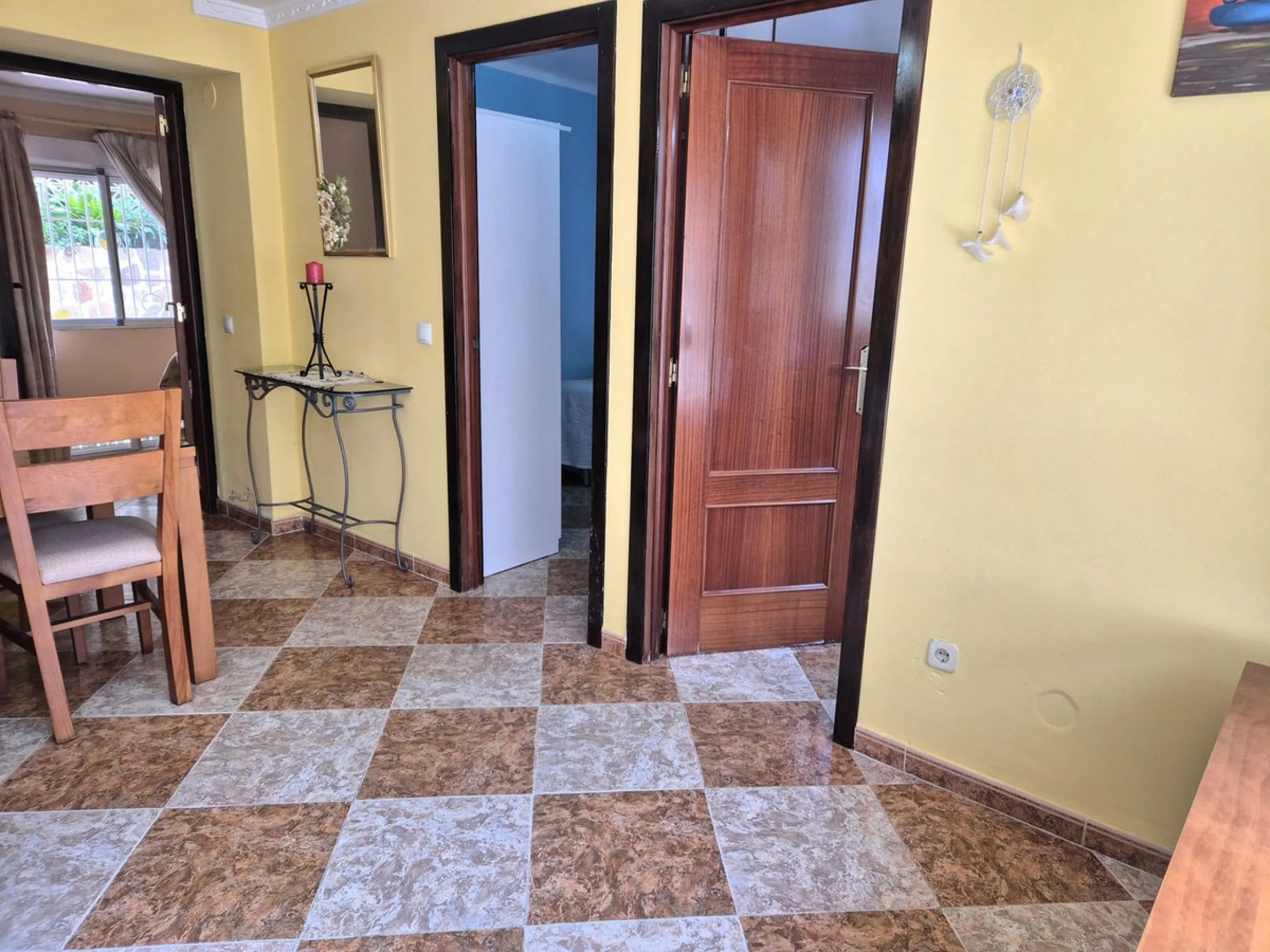 Location, Location, Location. Only a 3 minute walk to the beach, this 2 bed ground floor apartment located in los boliches has everything at walking distance, restaurants, bars, shops, mercadona, transport and of course the beach.