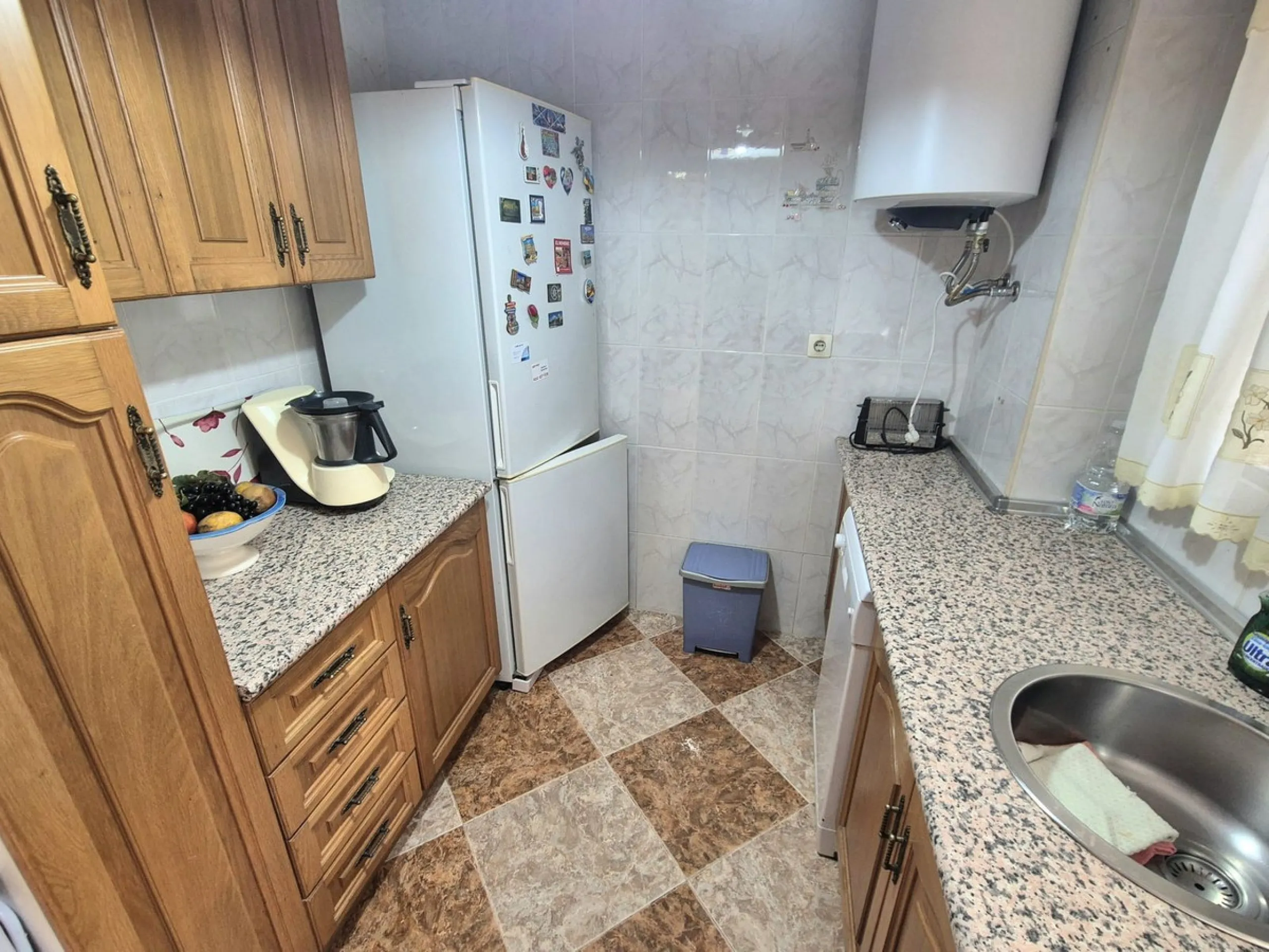 Location, Location, Location. Only a 3 minute walk to the beach, this 2 bed ground floor apartment located in los boliches has everything at walking distance, restaurants, bars, shops, mercadona, transport and of course the beach.