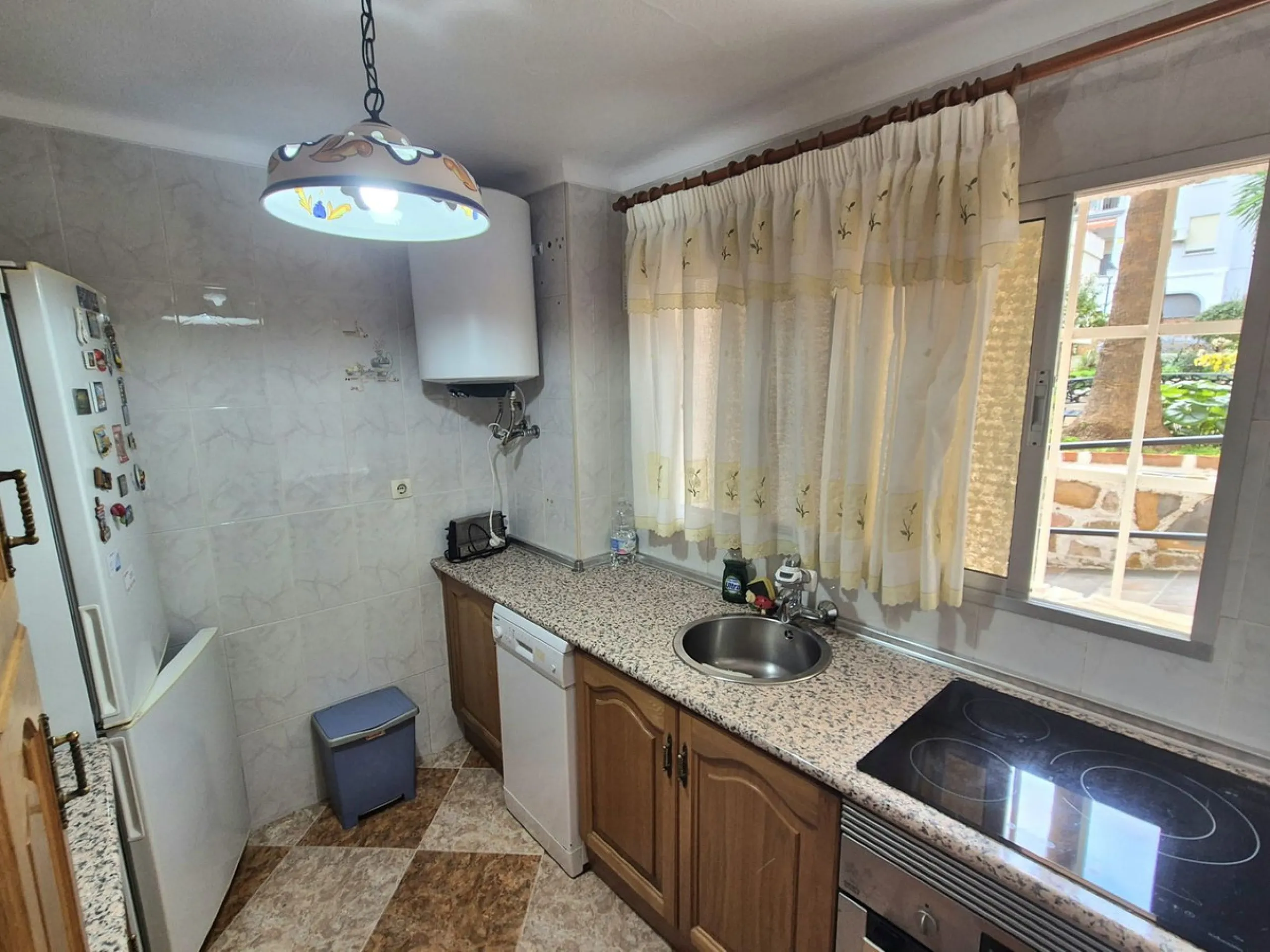 Location, Location, Location. Only a 3 minute walk to the beach, this 2 bed ground floor apartment located in los boliches has everything at walking distance, restaurants, bars, shops, mercadona, transport and of course the beach.
