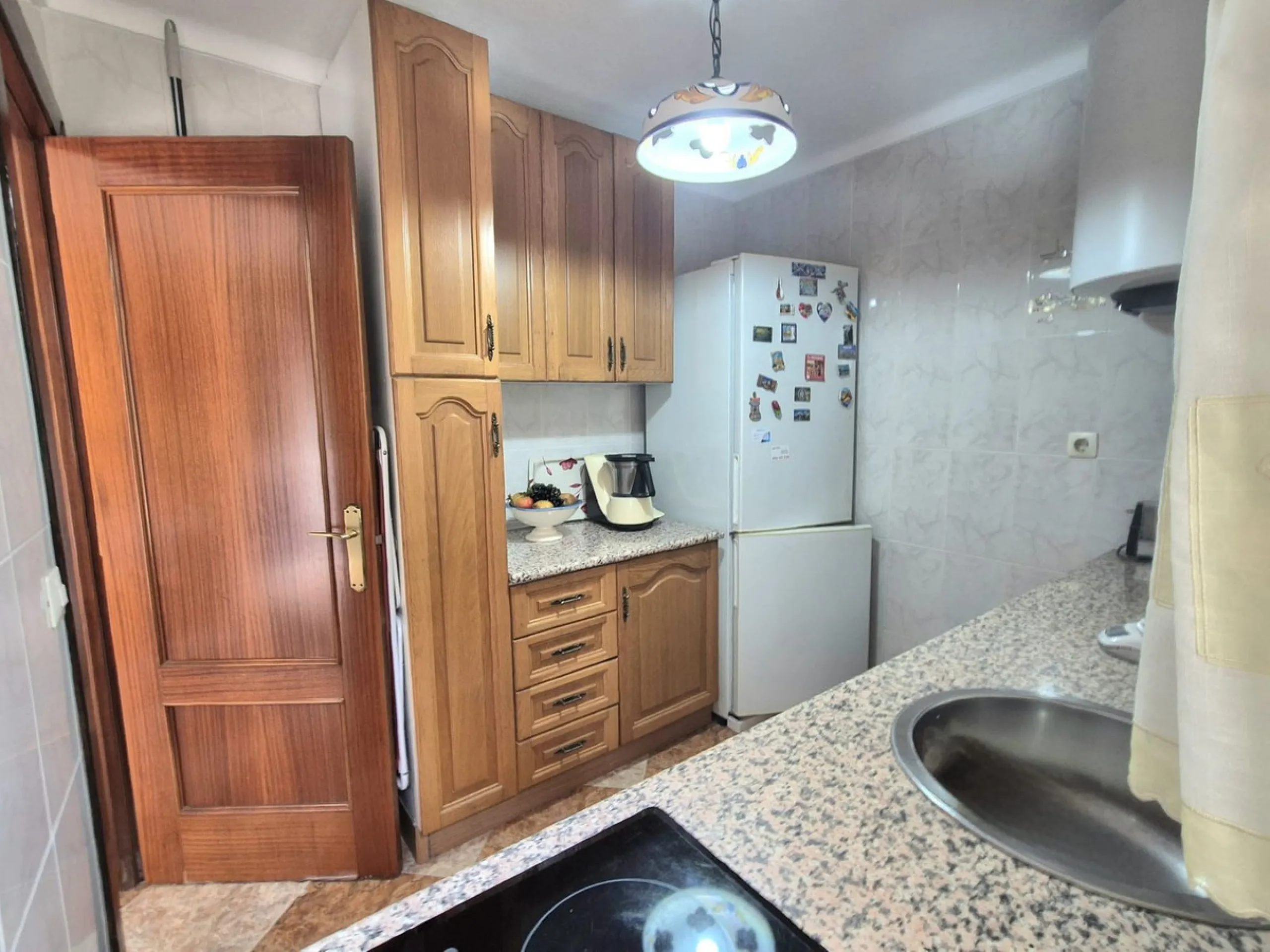 Location, Location, Location. Only a 3 minute walk to the beach, this 2 bed ground floor apartment located in los boliches has everything at walking distance, restaurants, bars, shops, mercadona, transport and of course the beach.