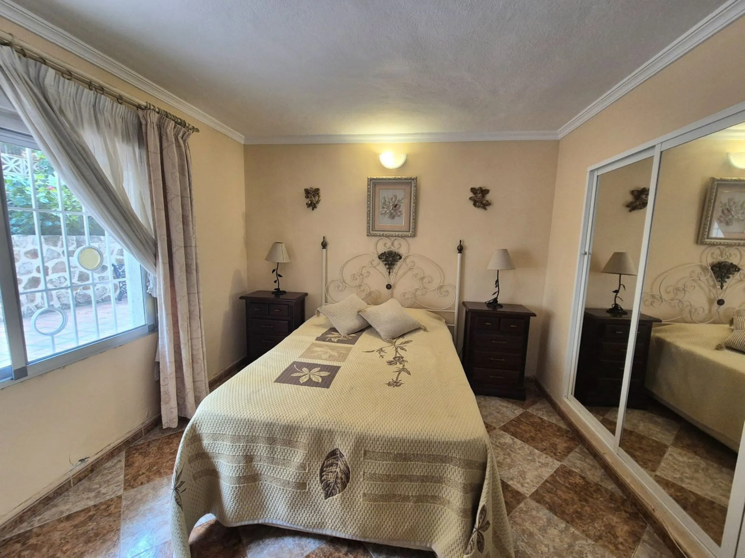 Location, Location, Location. Only a 3 minute walk to the beach, this 2 bed ground floor apartment located in los boliches has everything at walking distance, restaurants, bars, shops, mercadona, transport and of course the beach.