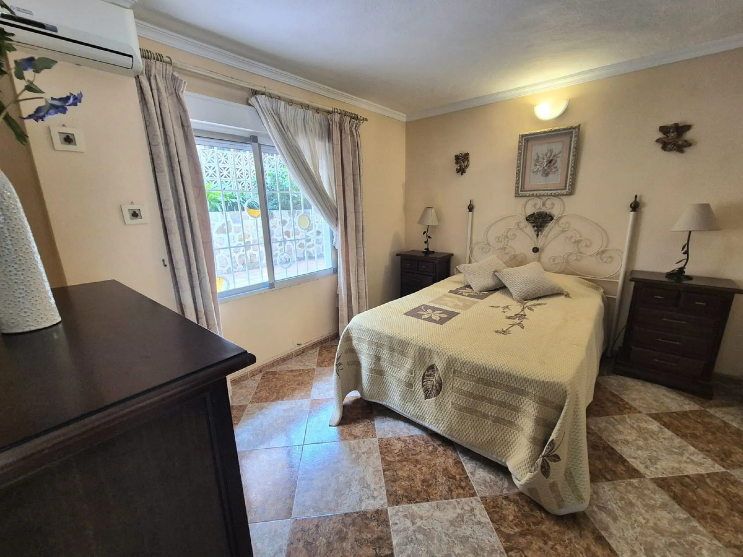 Location, Location, Location. Only a 3 minute walk to the beach, this 2 bed ground floor apartment located in los boliches has everything at walking distance, restaurants, bars, shops, mercadona, transport and of course the beach.