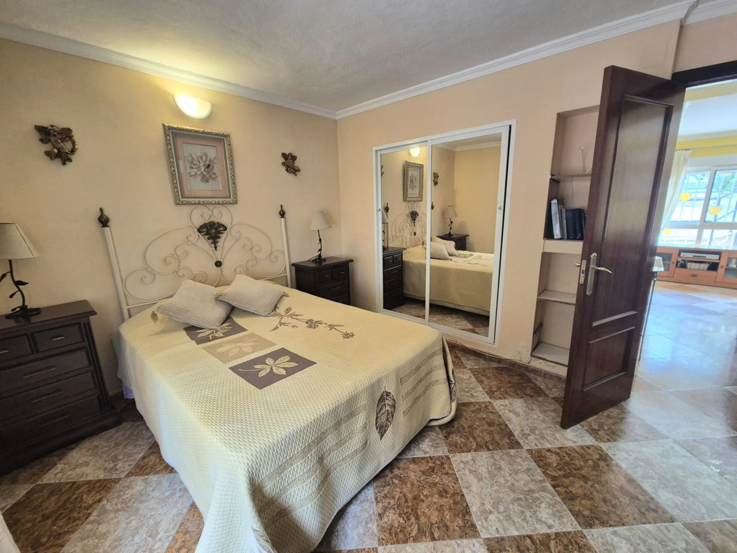 Location, Location, Location. Only a 3 minute walk to the beach, this 2 bed ground floor apartment located in los boliches has everything at walking distance, restaurants, bars, shops, mercadona, transport and of course the beach.