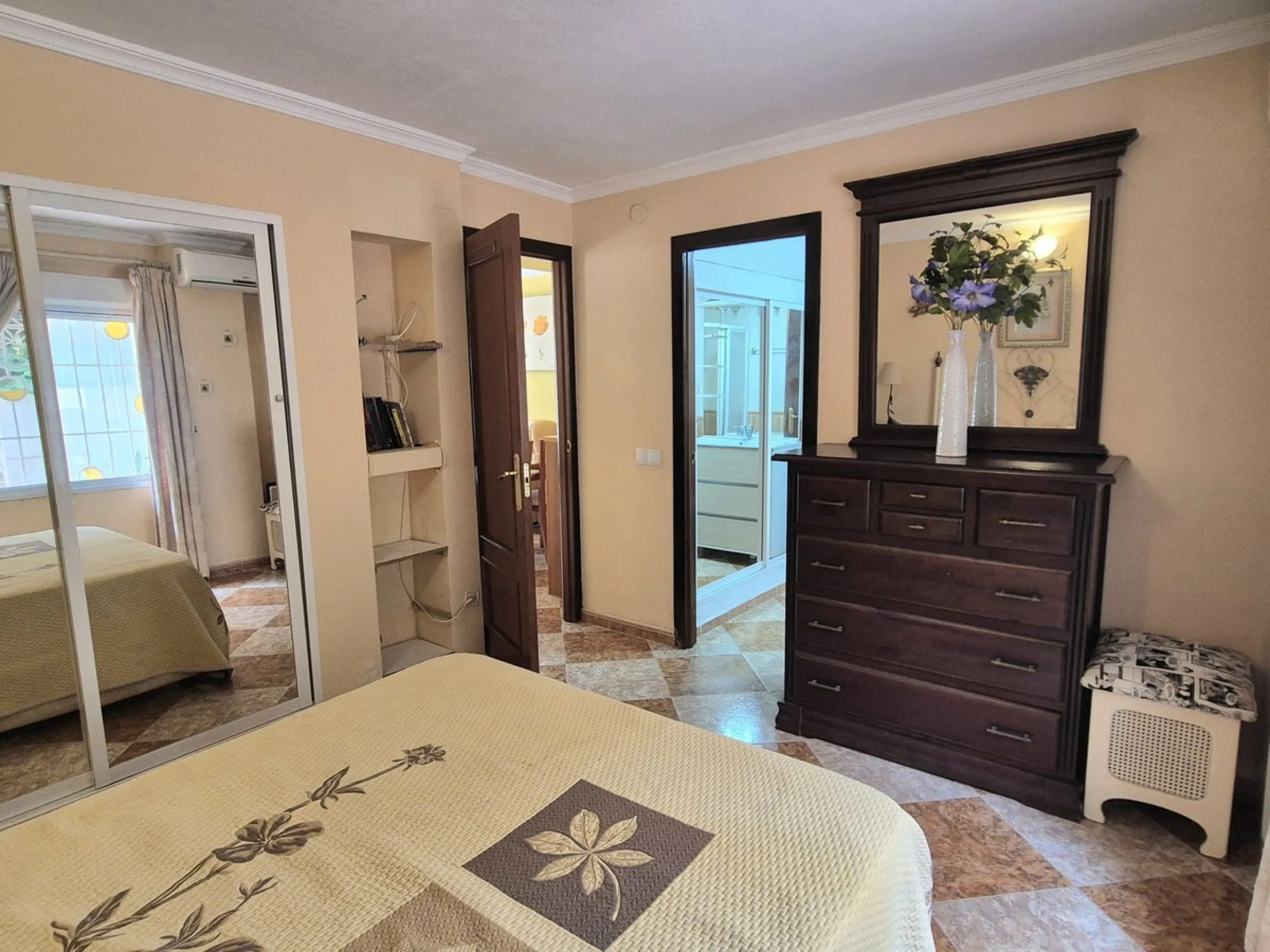 Location, Location, Location. Only a 3 minute walk to the beach, this 2 bed ground floor apartment located in los boliches has everything at walking distance, restaurants, bars, shops, mercadona, transport and of course the beach.