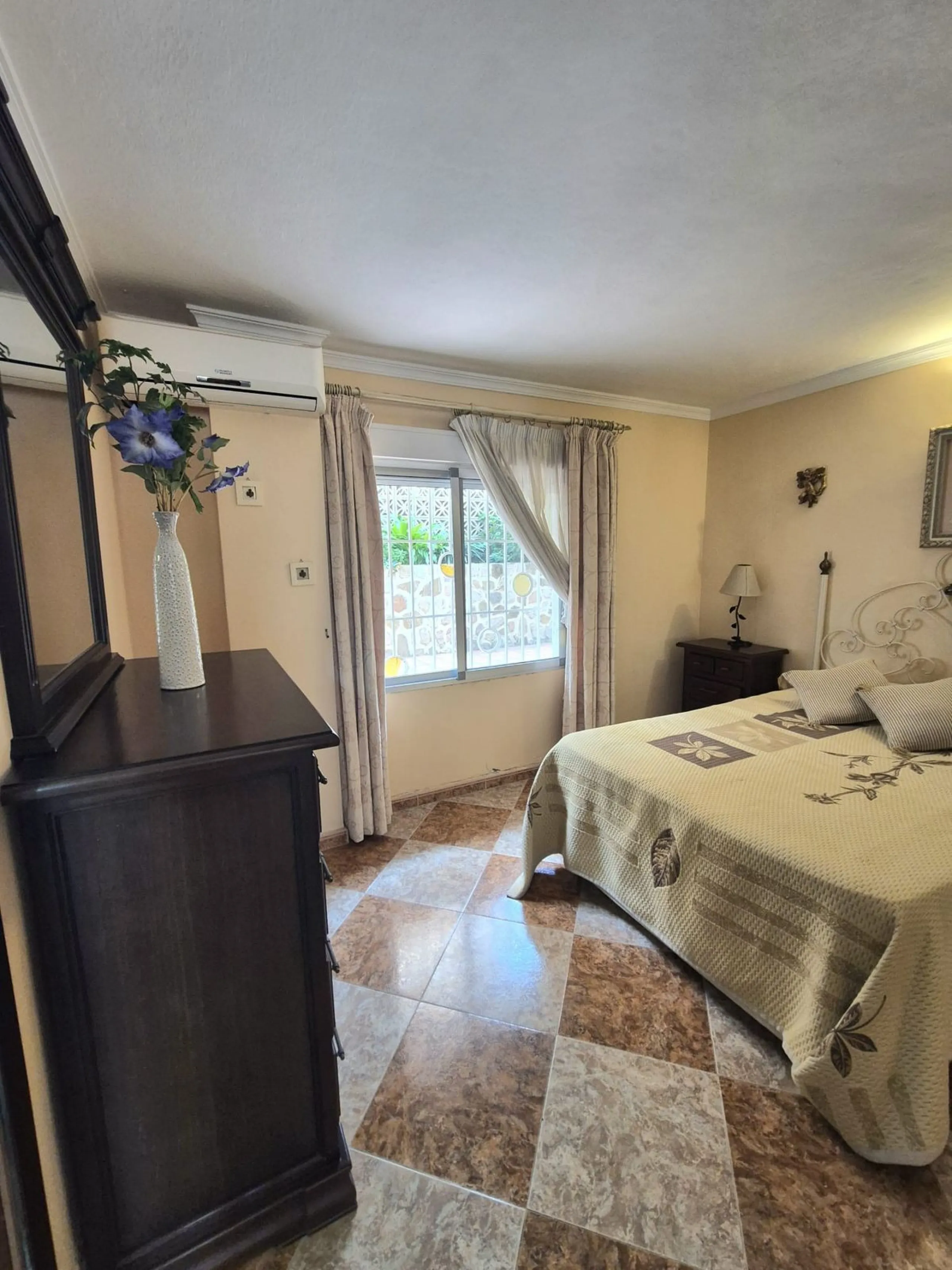 Location, Location, Location. Only a 3 minute walk to the beach, this 2 bed ground floor apartment located in los boliches has everything at walking distance, restaurants, bars, shops, mercadona, transport and of course the beach.