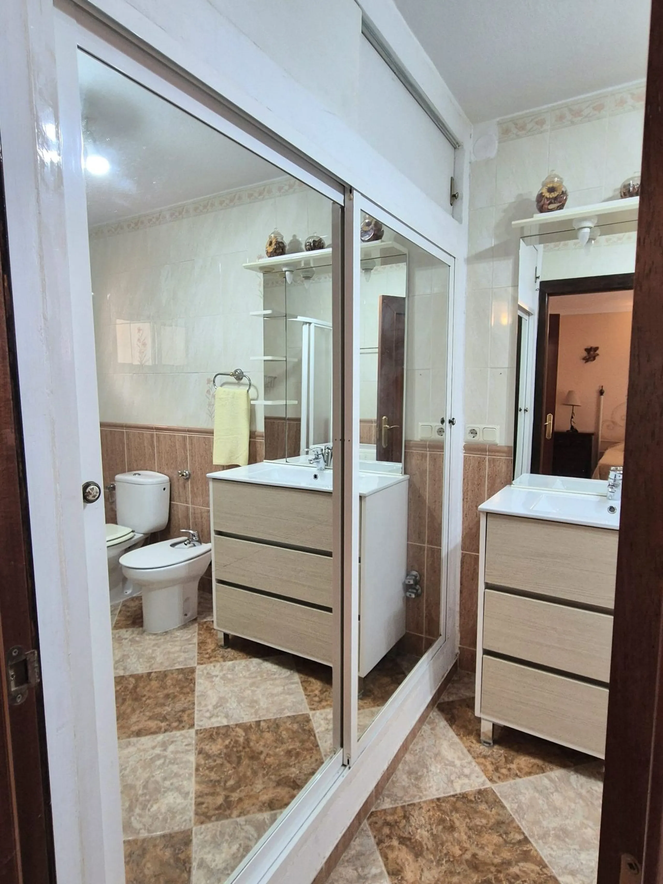 Location, Location, Location. Only a 3 minute walk to the beach, this 2 bed ground floor apartment located in los boliches has everything at walking distance, restaurants, bars, shops, mercadona, transport and of course the beach.