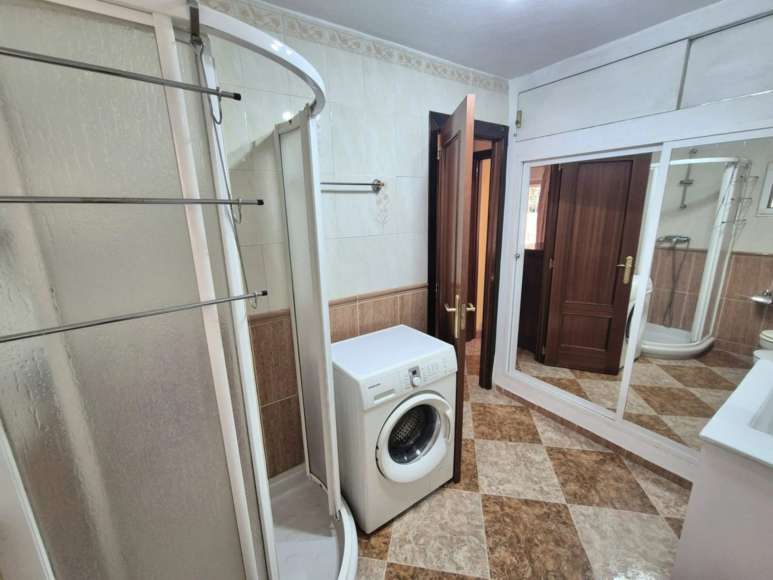 Location, Location, Location. Only a 3 minute walk to the beach, this 2 bed ground floor apartment located in los boliches has everything at walking distance, restaurants, bars, shops, mercadona, transport and of course the beach.