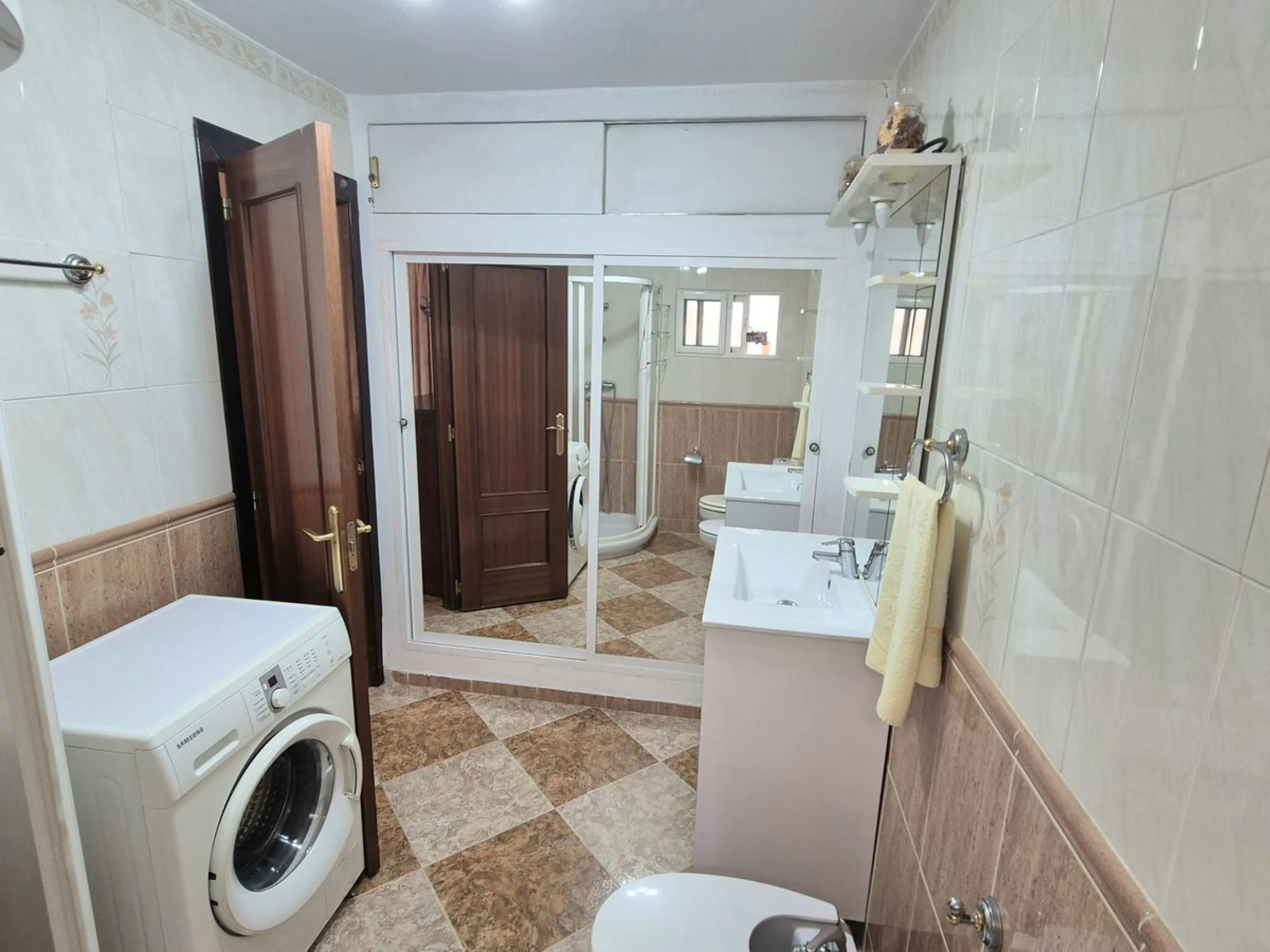 Location, Location, Location. Only a 3 minute walk to the beach, this 2 bed ground floor apartment located in los boliches has everything at walking distance, restaurants, bars, shops, mercadona, transport and of course the beach.