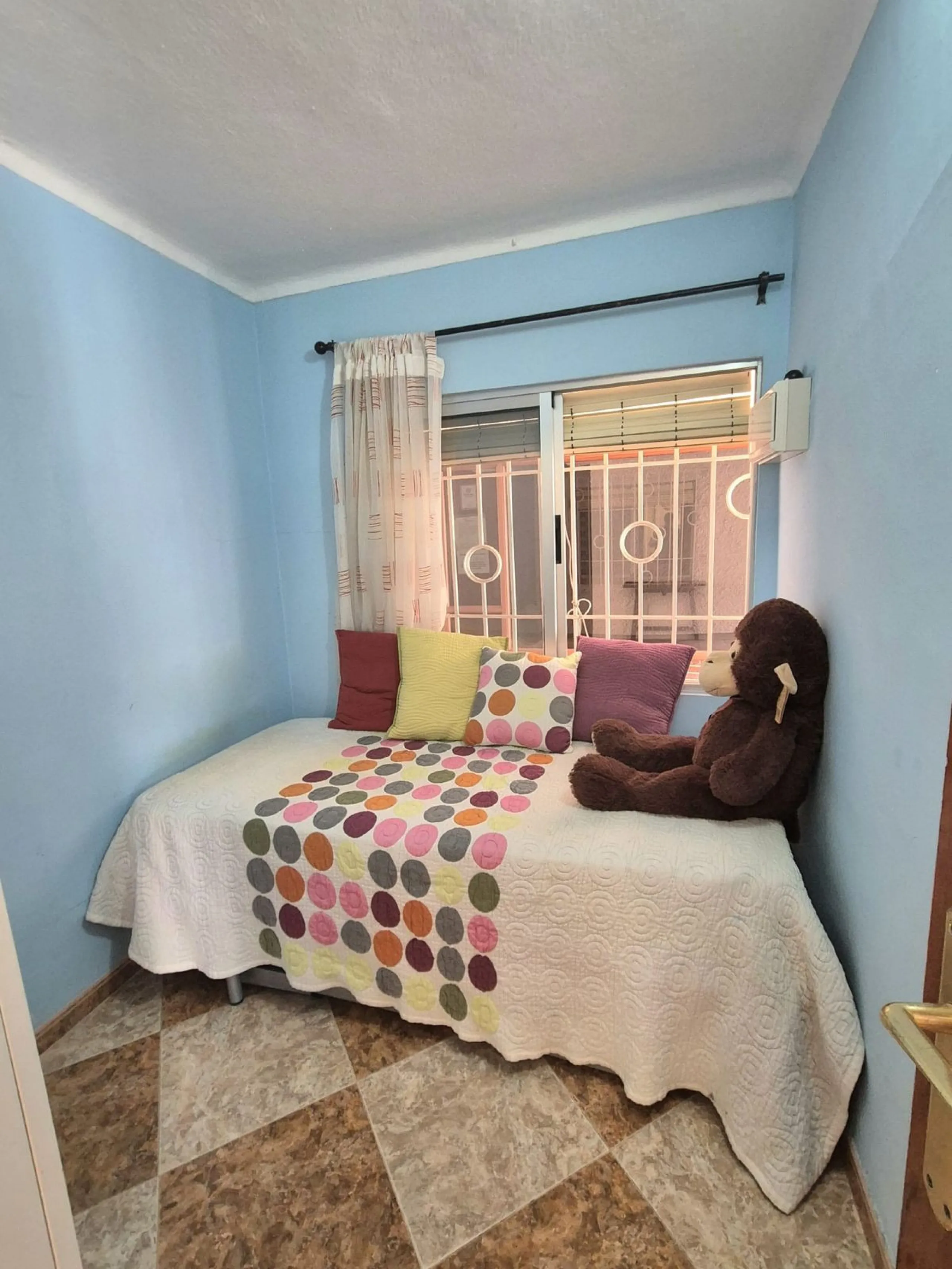 Location, Location, Location. Only a 3 minute walk to the beach, this 2 bed ground floor apartment located in los boliches has everything at walking distance, restaurants, bars, shops, mercadona, transport and of course the beach.
