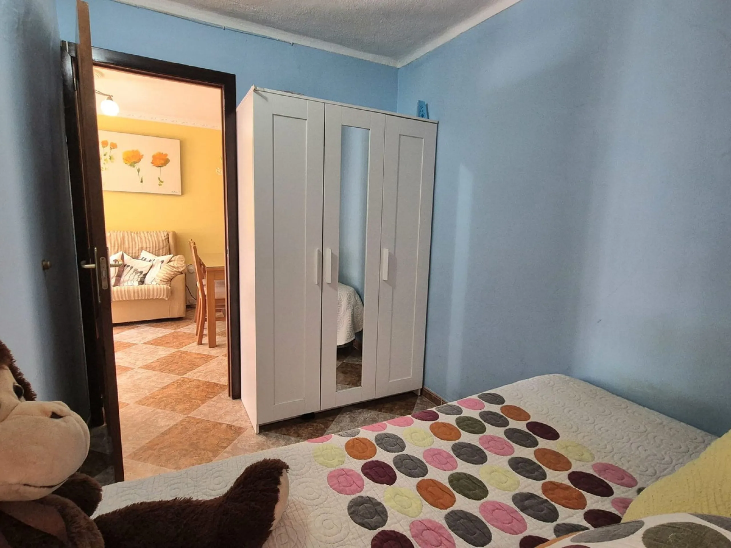 Location, Location, Location. Only a 3 minute walk to the beach, this 2 bed ground floor apartment located in los boliches has everything at walking distance, restaurants, bars, shops, mercadona, transport and of course the beach.