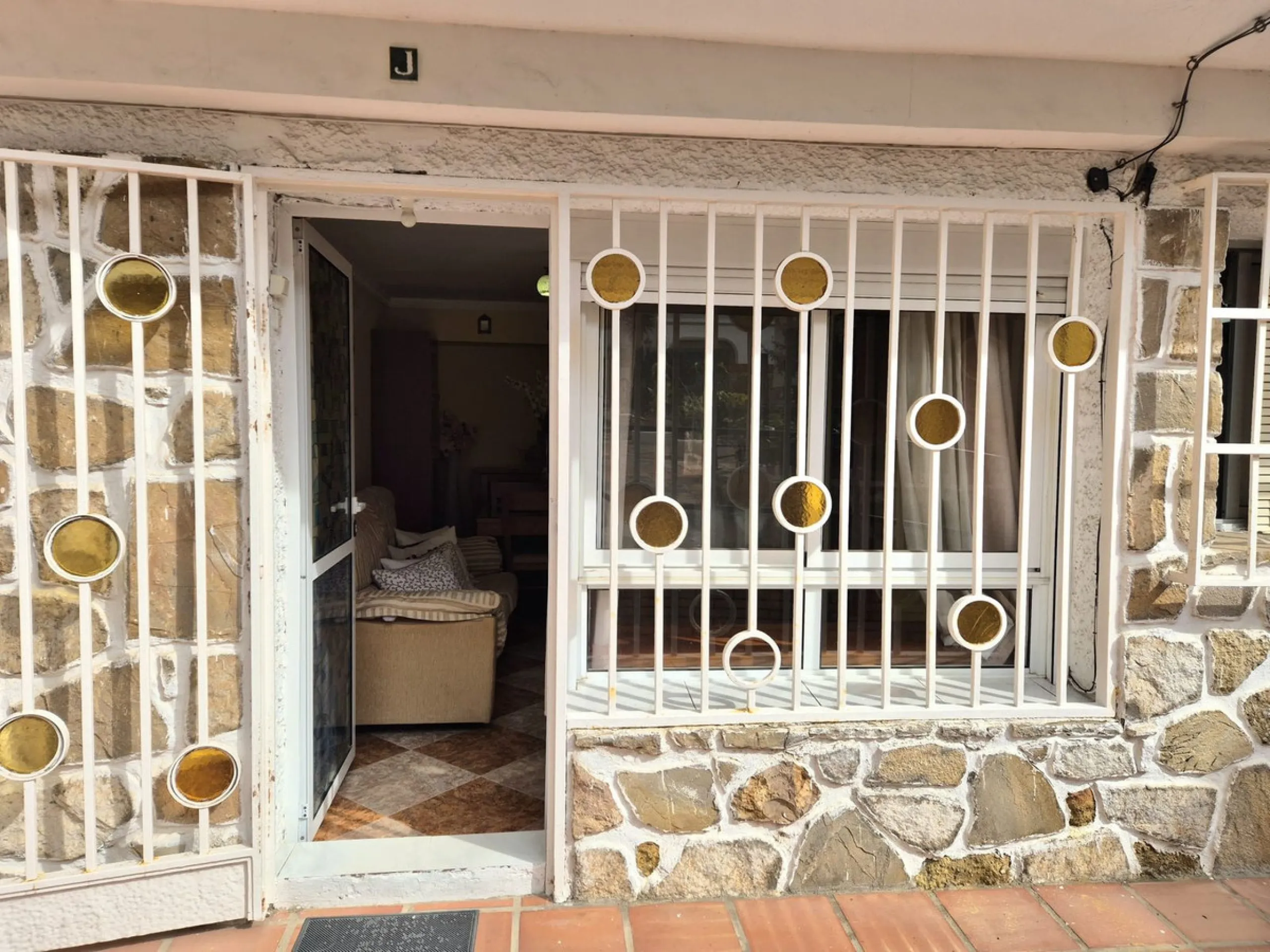 Location, Location, Location. Only a 3 minute walk to the beach, this 2 bed ground floor apartment located in los boliches has everything at walking distance, restaurants, bars, shops, mercadona, transport and of course the beach.
