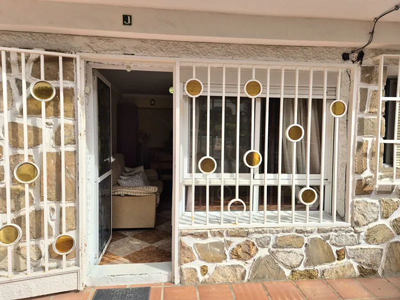 Location, Location, Location. Only a 3 minute walk to the beach, this 2 bed ground floor apartment located in los boliches has everything at walking distance, restaurants, bars, shops, mercadona, transport and of course the beach.