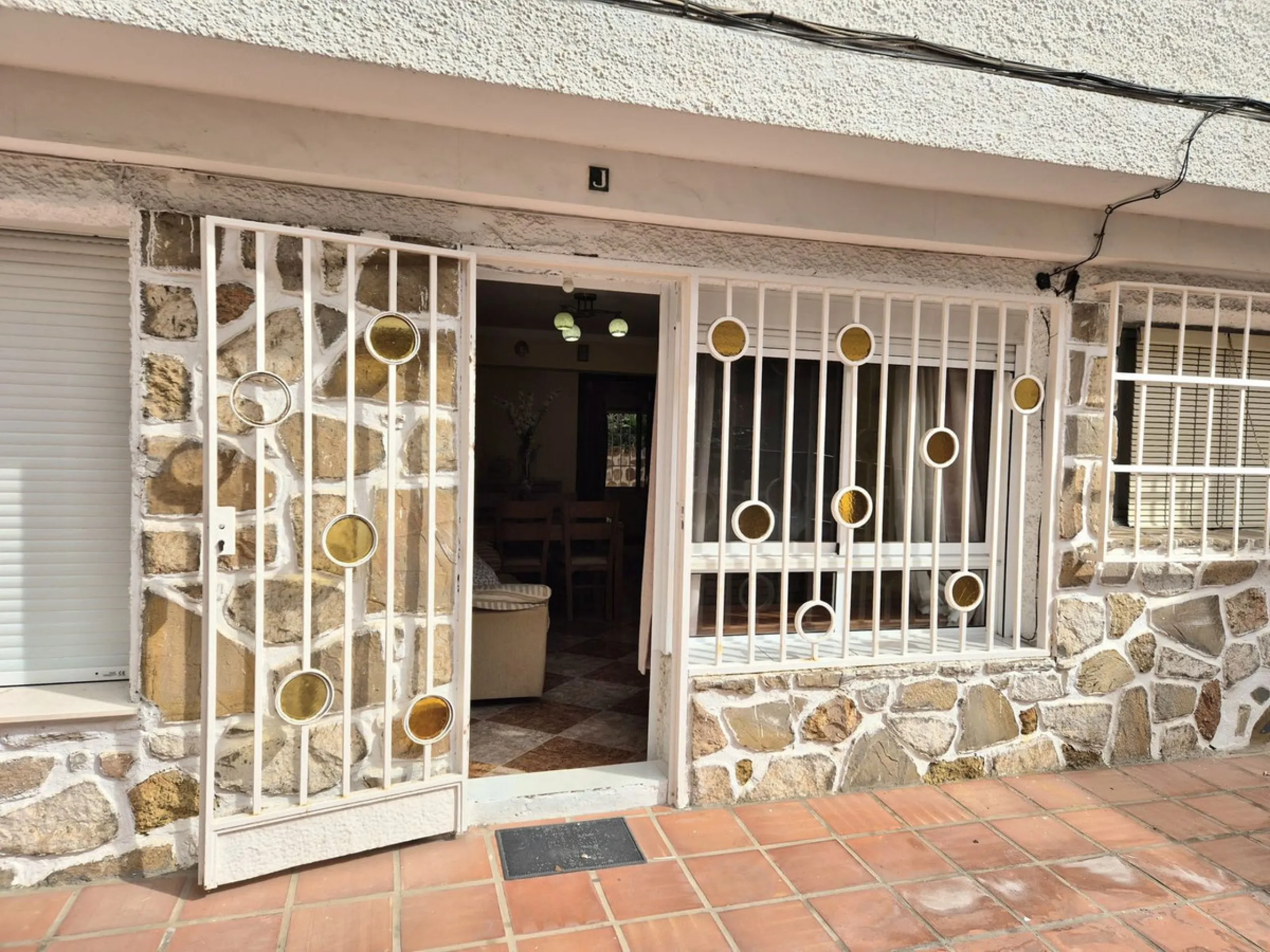 Location, Location, Location. Only a 3 minute walk to the beach, this 2 bed ground floor apartment located in los boliches has everything at walking distance, restaurants, bars, shops, mercadona, transport and of course the beach.
