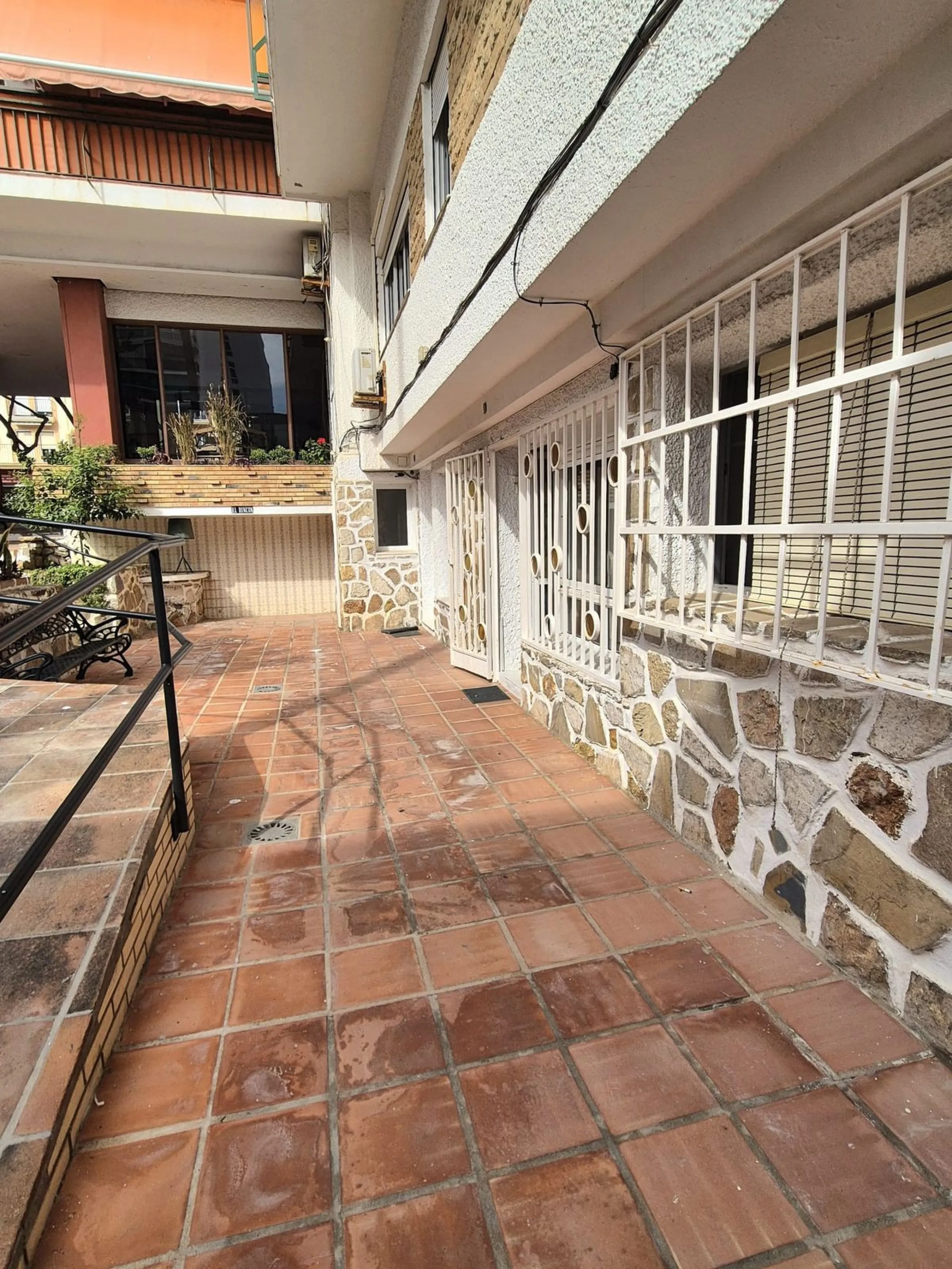 Location, Location, Location. Only a 3 minute walk to the beach, this 2 bed ground floor apartment located in los boliches has everything at walking distance, restaurants, bars, shops, mercadona, transport and of course the beach.