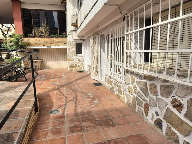 Location, Location, Location. Only a 3 minute walk to the beach, this 2 bed ground floor apartment located in los boliches has everything at walking distance, restaurants, bars, shops, mercadona, transport and of course the beach.