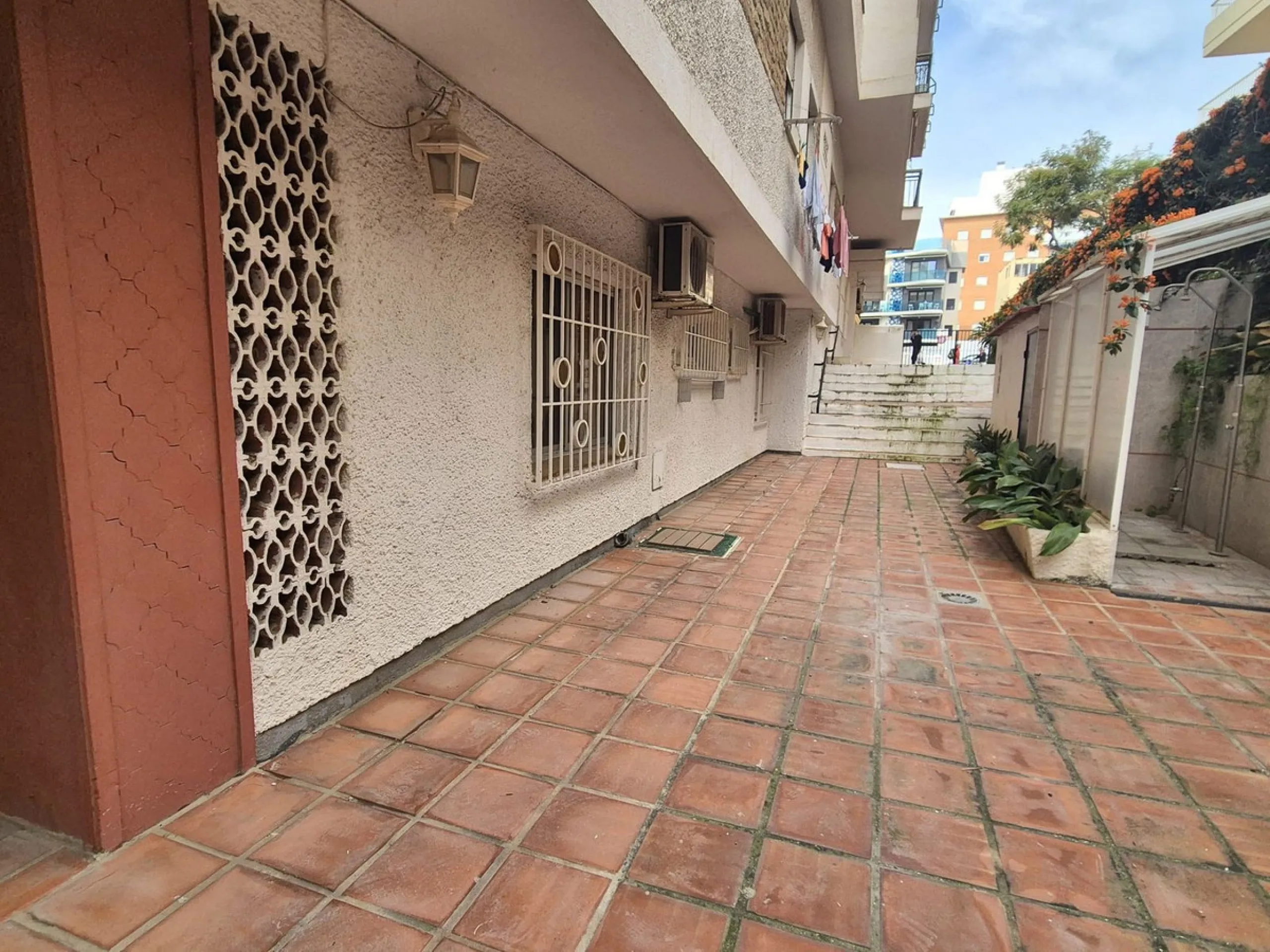 Location, Location, Location. Only a 3 minute walk to the beach, this 2 bed ground floor apartment located in los boliches has everything at walking distance, restaurants, bars, shops, mercadona, transport and of course the beach.