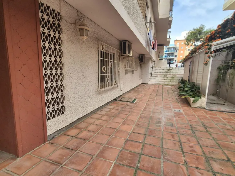 Location, Location, Location. Only a 3 minute walk to the beach, this 2 bed ground floor apartment located in los boliches has everything at walking distance, restaurants, bars, shops, mercadona, transport and of course the beach.