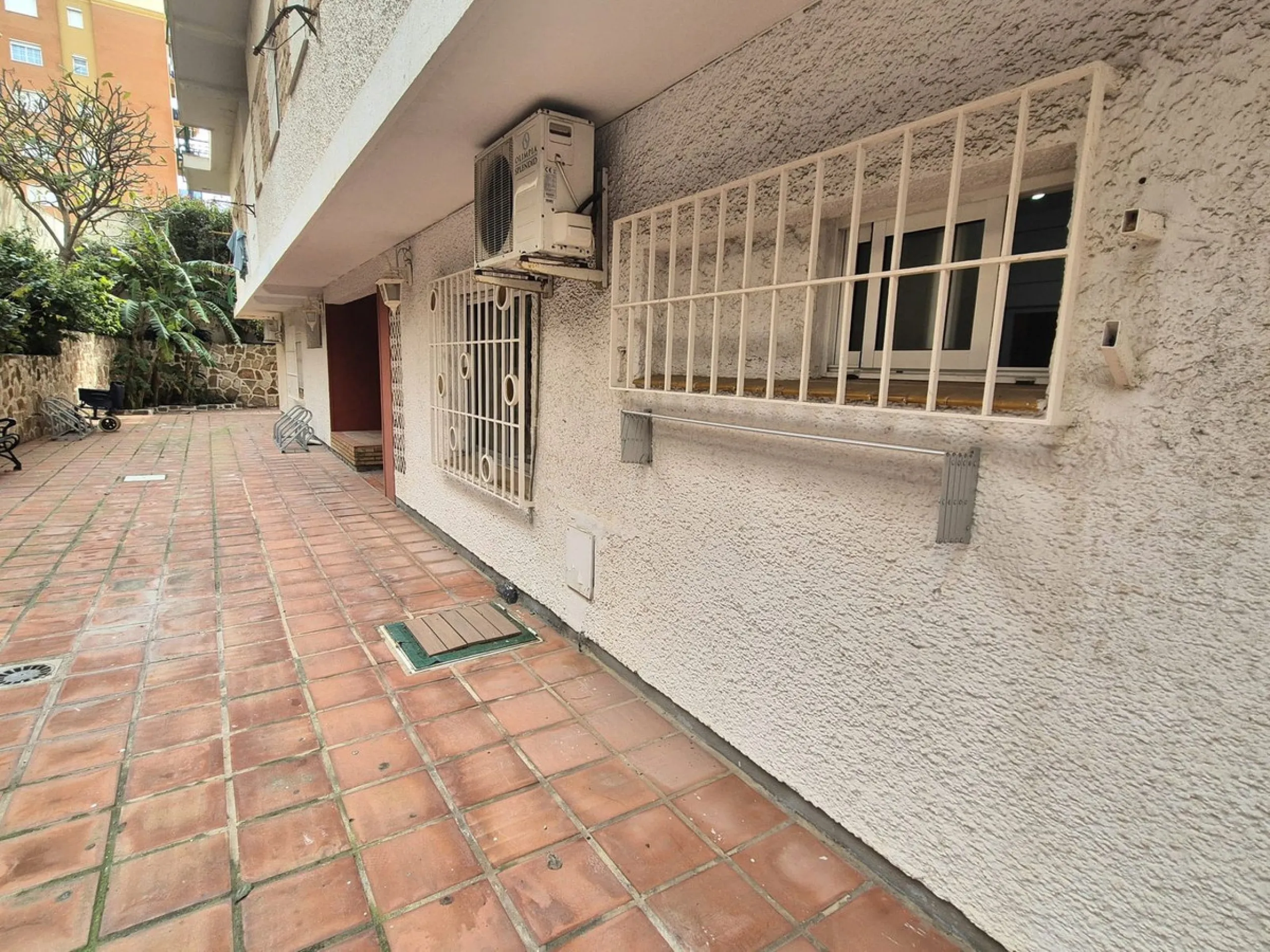 Location, Location, Location. Only a 3 minute walk to the beach, this 2 bed ground floor apartment located in los boliches has everything at walking distance, restaurants, bars, shops, mercadona, transport and of course the beach.