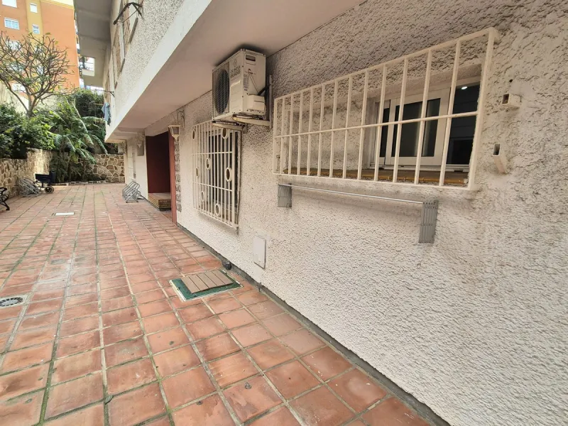 Location, Location, Location. Only a 3 minute walk to the beach, this 2 bed ground floor apartment located in los boliches has everything at walking distance, restaurants, bars, shops, mercadona, transport and of course the beach.