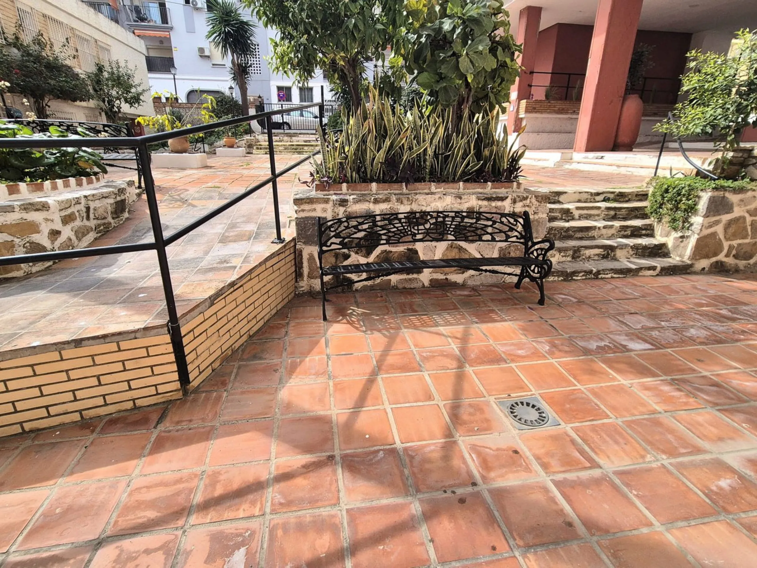 Location, Location, Location. Only a 3 minute walk to the beach, this 2 bed ground floor apartment located in los boliches has everything at walking distance, restaurants, bars, shops, mercadona, transport and of course the beach.