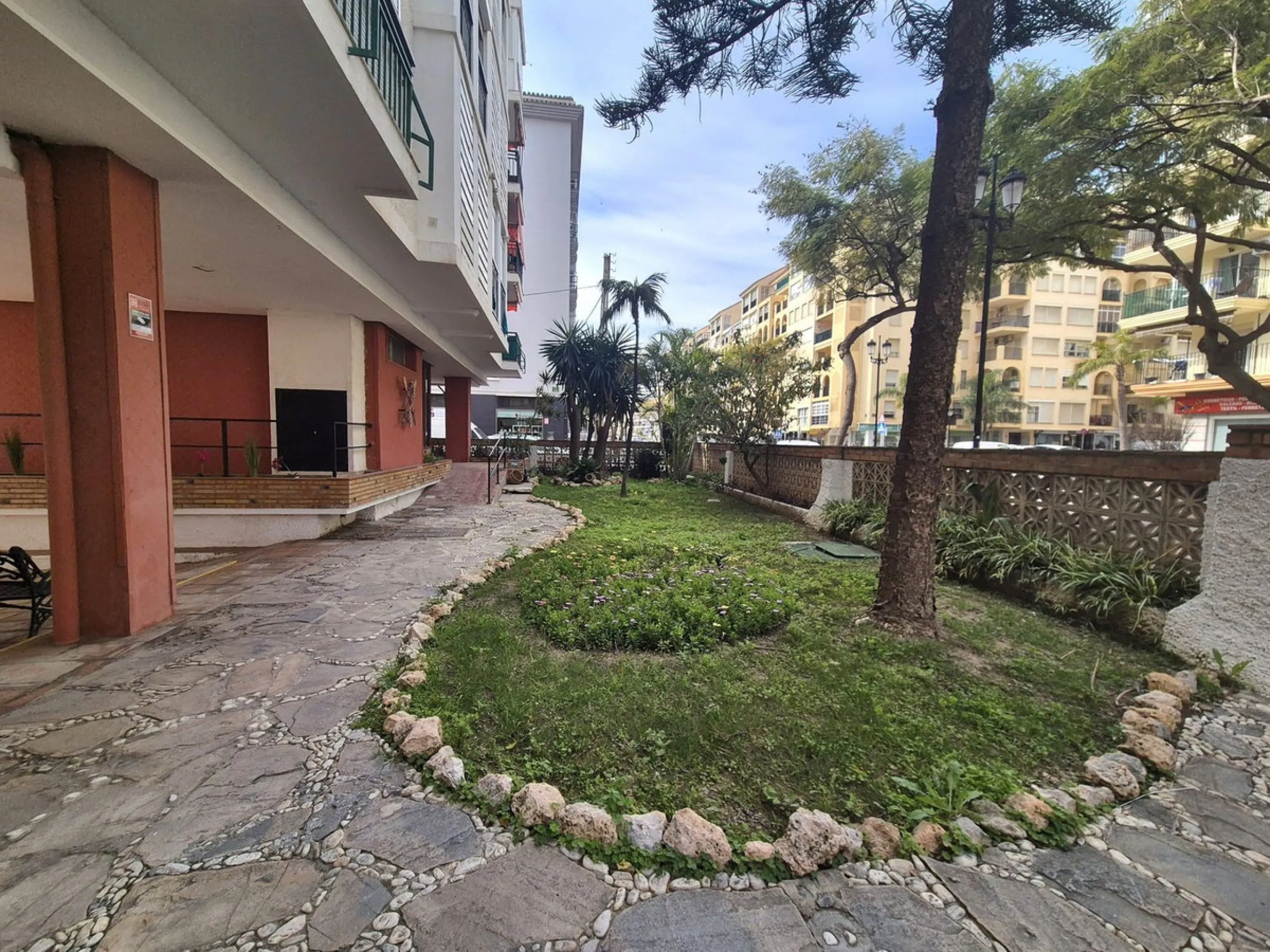 Location, Location, Location. Only a 3 minute walk to the beach, this 2 bed ground floor apartment located in los boliches has everything at walking distance, restaurants, bars, shops, mercadona, transport and of course the beach.