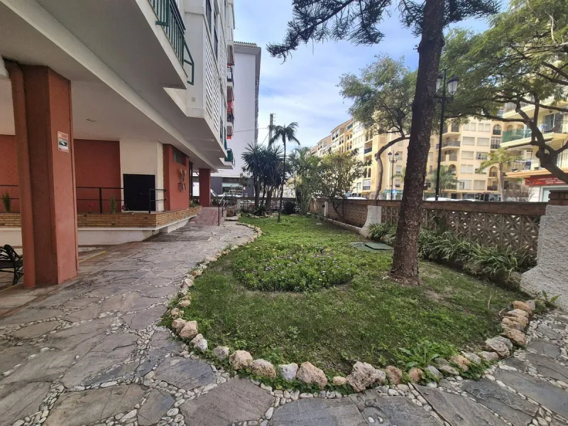 Location, Location, Location. Only a 3 minute walk to the beach, this 2 bed ground floor apartment located in los boliches has everything at walking distance, restaurants, bars, shops, mercadona, transport and of course the beach.