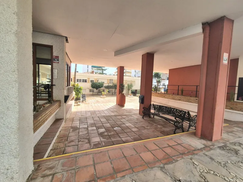 Location, Location, Location. Only a 3 minute walk to the beach, this 2 bed ground floor apartment located in los boliches has everything at walking distance, restaurants, bars, shops, mercadona, transport and of course the beach.