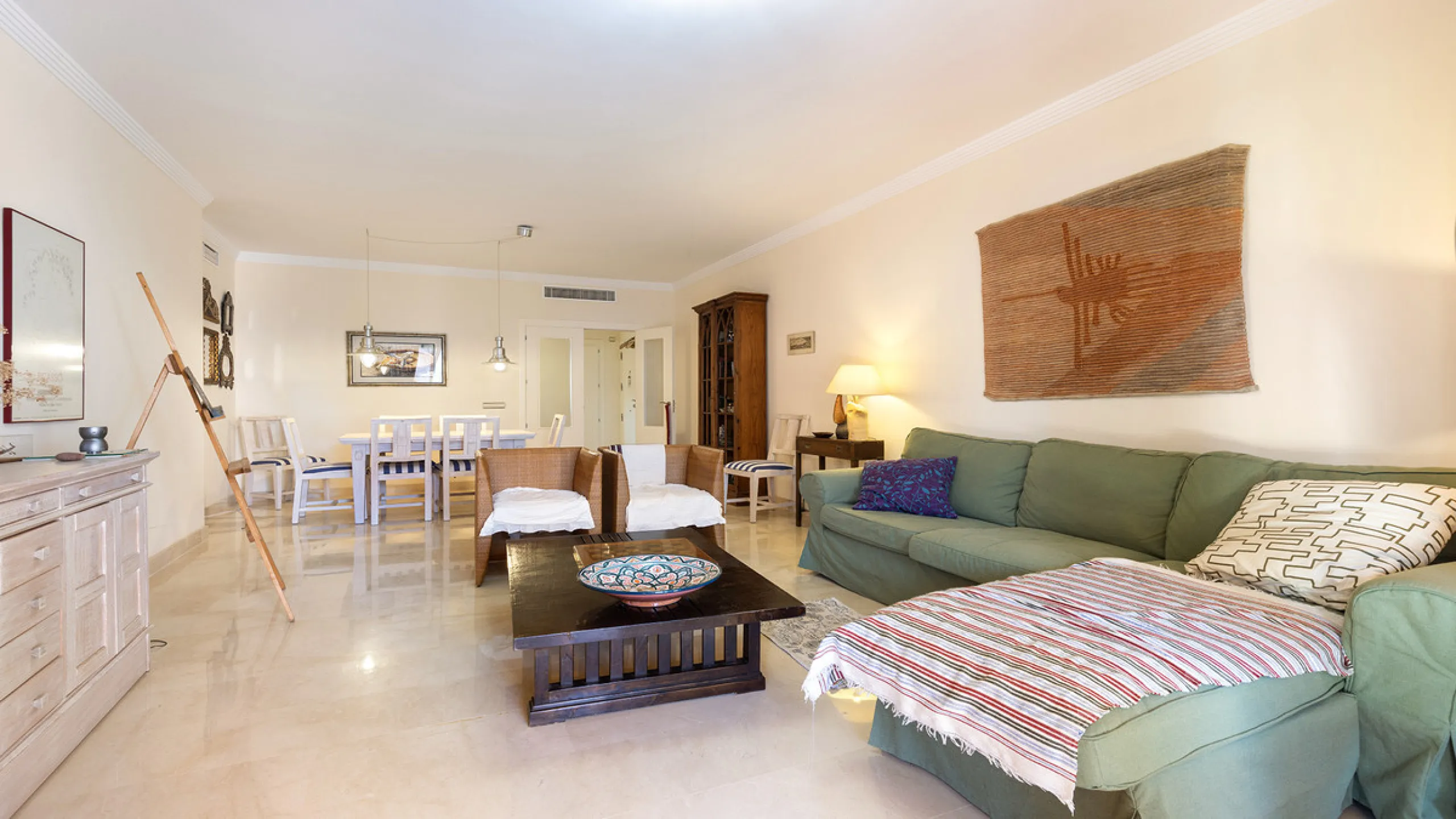 Situated in the established residential enclave of Bahía de las Rocas, this attractive three-bedroom ground floor apartment offers generous interior proportions and exceptional outdoor living.