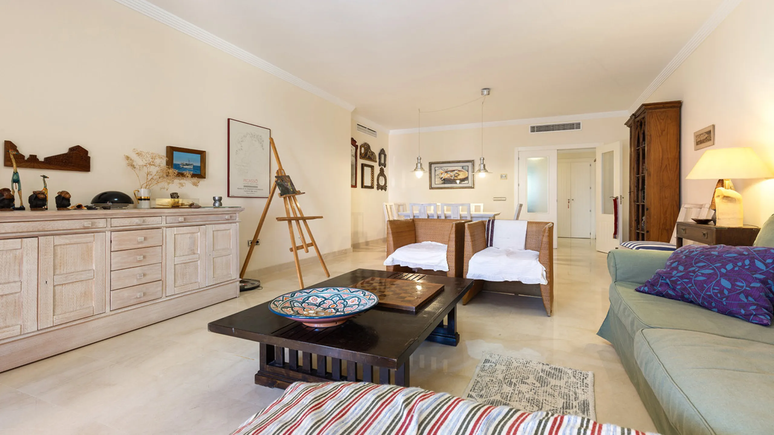 Situated in the established residential enclave of Bahía de las Rocas, this attractive three-bedroom ground floor apartment offers generous interior proportions and exceptional outdoor living.