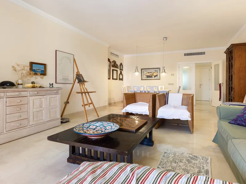Situated in the established residential enclave of Bahía de las Rocas, this attractive three-bedroom ground floor apartment offers generous interior proportions and exceptional outdoor living.