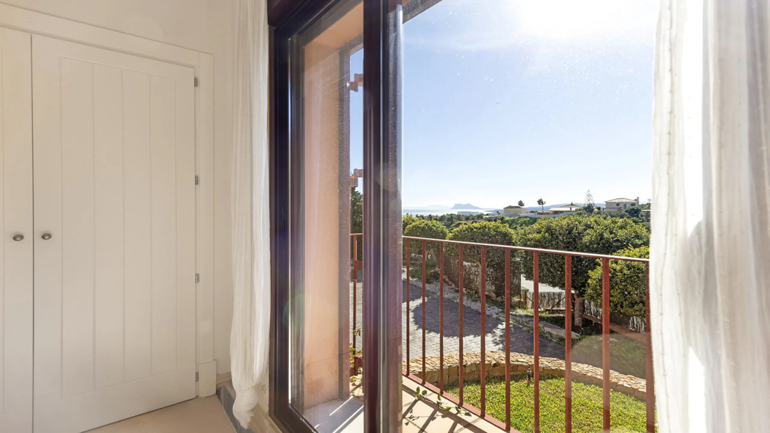 Situated in the established residential enclave of Bahía de las Rocas, this attractive three-bedroom ground floor apartment offers generous interior proportions and exceptional outdoor living.