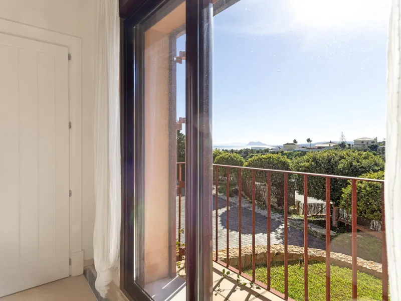 Situated in the established residential enclave of Bahía de las Rocas, this attractive three-bedroom ground floor apartment offers generous interior proportions and exceptional outdoor living.