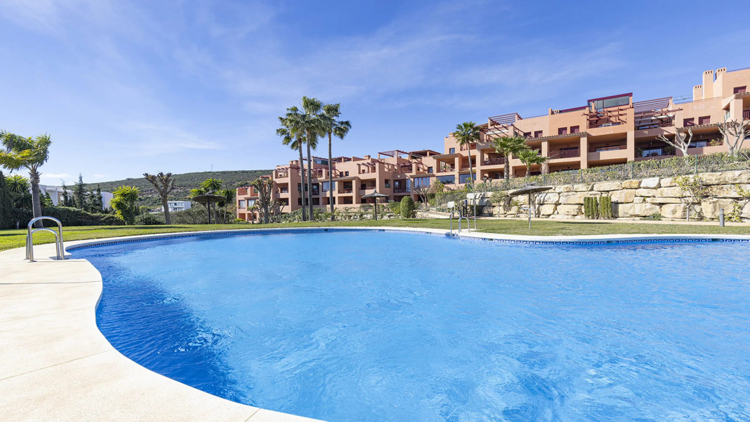 Situated in the established residential enclave of Bahía de las Rocas, this attractive three-bedroom ground floor apartment offers generous interior proportions and exceptional outdoor living.