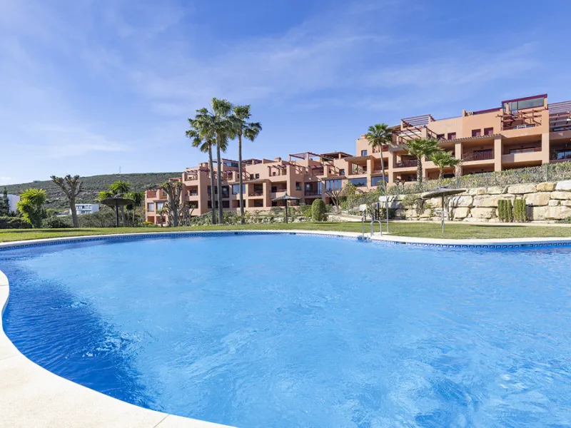 Situated in the established residential enclave of Bahía de las Rocas, this attractive three-bedroom ground floor apartment offers generous interior proportions and exceptional outdoor living.