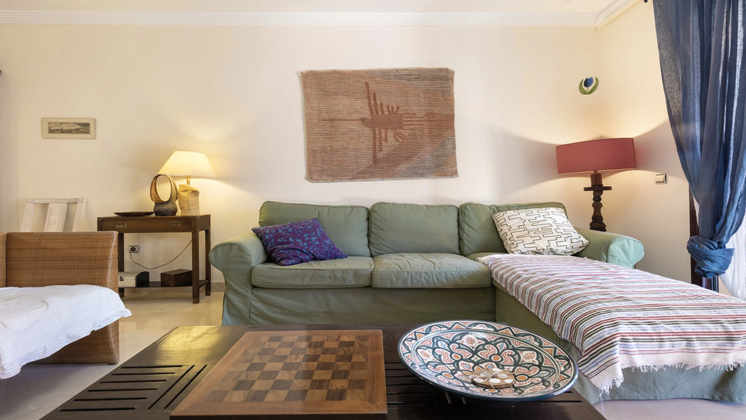 Situated in the established residential enclave of Bahía de las Rocas, this attractive three-bedroom ground floor apartment offers generous interior proportions and exceptional outdoor living.